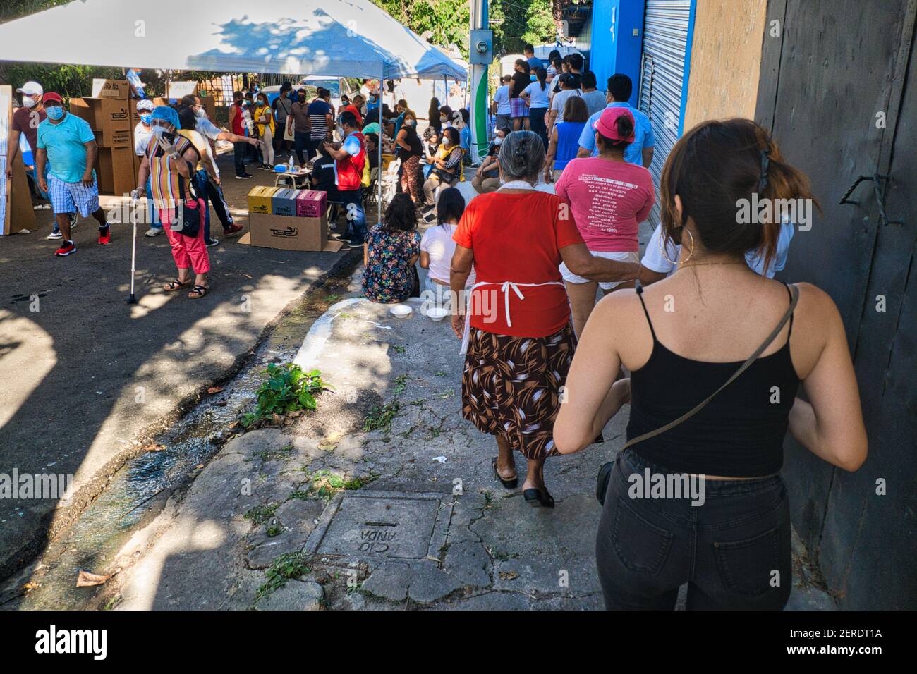 Mejicanos, San Salvador, El Salvador. 28th. Februar 2021. Mehrere Menschen stehen Schlange, um in eines der Wahlzentren in der Gemeinde Mejicanos in San Salvador einzutreten. An diesem Tag finden Parlaments- und Kommunalwahlen statt, bei denen neue Vertreter und Bürgermeister gewählt werden, was eine der wichtigsten Wahlen für das Land ist. Kredit: Carlos Diaz/Alamy Live Nachrichten. Stockfoto Mejicanos, San Salvador, El Salvador. 28th. Februar 2021. Mehrere Menschen stehen Schlange, um in eines der Wahlzentren in der Gemeinde Mejicanos in San Salvador einzutreten. An diesem Tag finden Parlaments- und Kommunalwahlen statt, bei denen neue Vertreter und Bürgermeister gewählt werden, was eine der wichtigsten Wahlen für das Land ist. Kredit: Carlos Diaz/Alamy Live Nachrichten. Stockfoto