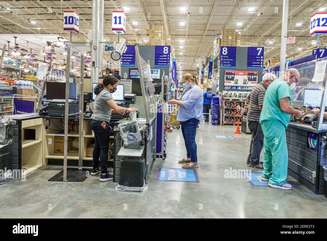 Miami Florida, Hialeah, Lowe's Hardware Big Box Store Geschäft innen innen, innen, Kunden Kasse Linie Warteschlange Kauf verkaufen, tragen Stockfoto