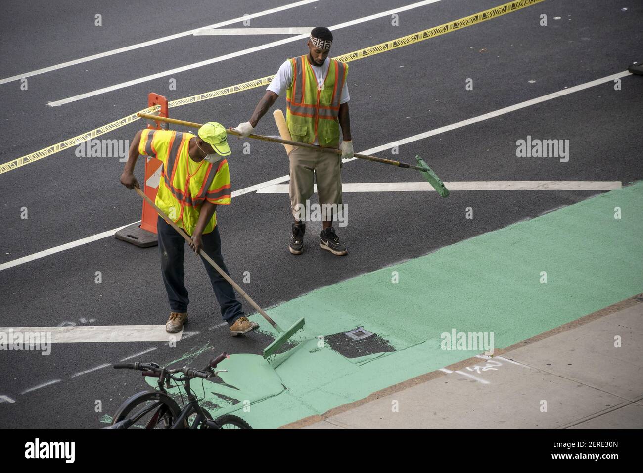 Arbeiter des New York Department of Transportation (DOT) malen am Montag, den 16. Juli 2018, nach einer Neubemalung die Fahrradspur auf der Ninth Avenue im New Yorker Stadtteil Chelsea. (Foto von Richard B. Levine) Stockfoto