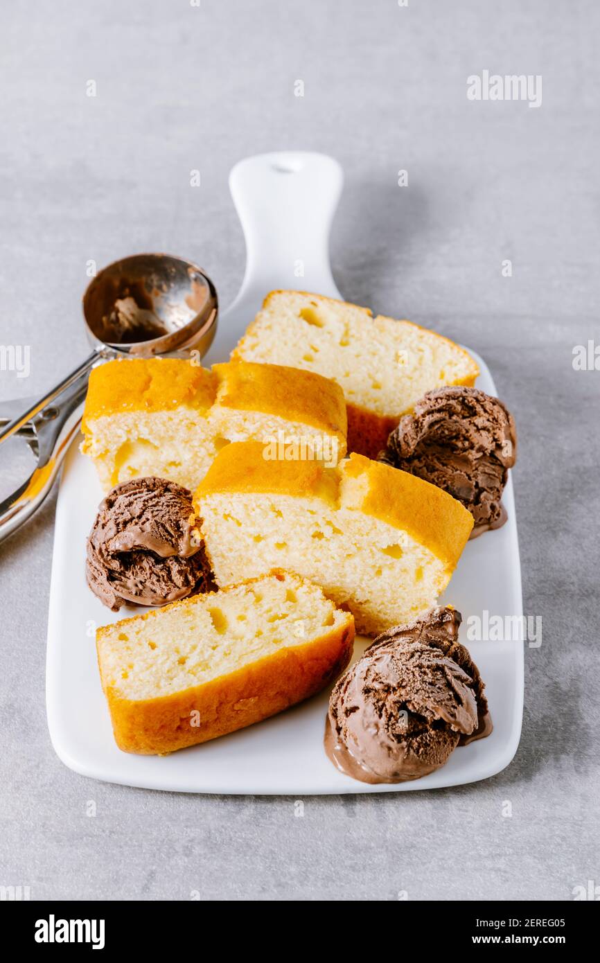 Vanillekuchen und Schokoladeneis. Stockfoto