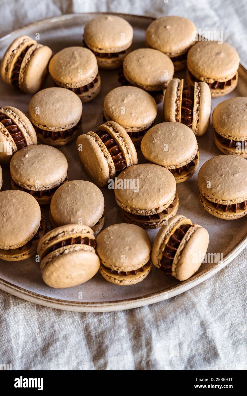 Französische Schokolade-Makronen mit dunkler Schokoladenganache. Stockfoto