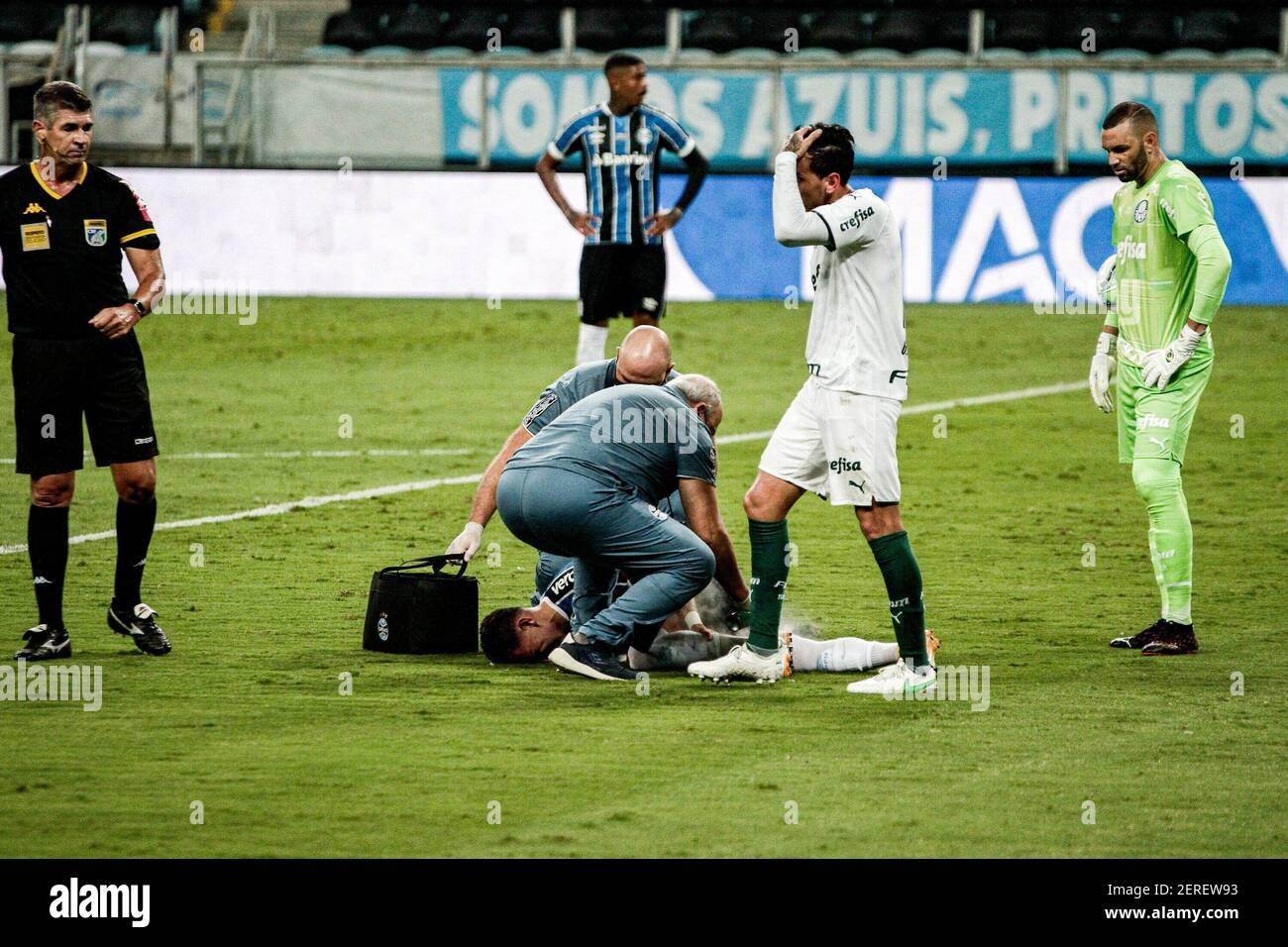 Porto Alegre, Rio Grande do Sul. Februar 2021, 28th. PORTO ALEGRE, RS, 28.02.2021 - COPA DO BRASIL 2020 - FINALE - GREMIO X PALMEIRAS Ã¢â‚¬' Atacante Pepe recebe atendimento apos sentir pancada. Jogador voltou ao campo em seguida. Partida valida pela final da Copa do Brasil. Primeiro jogo disputado na Arena do Gremio, em Porto Alegre, neste domingo (28) Credit: Matheus PE/TheNEWS2/ZUMA Wire/Alamy Live News Stockfoto