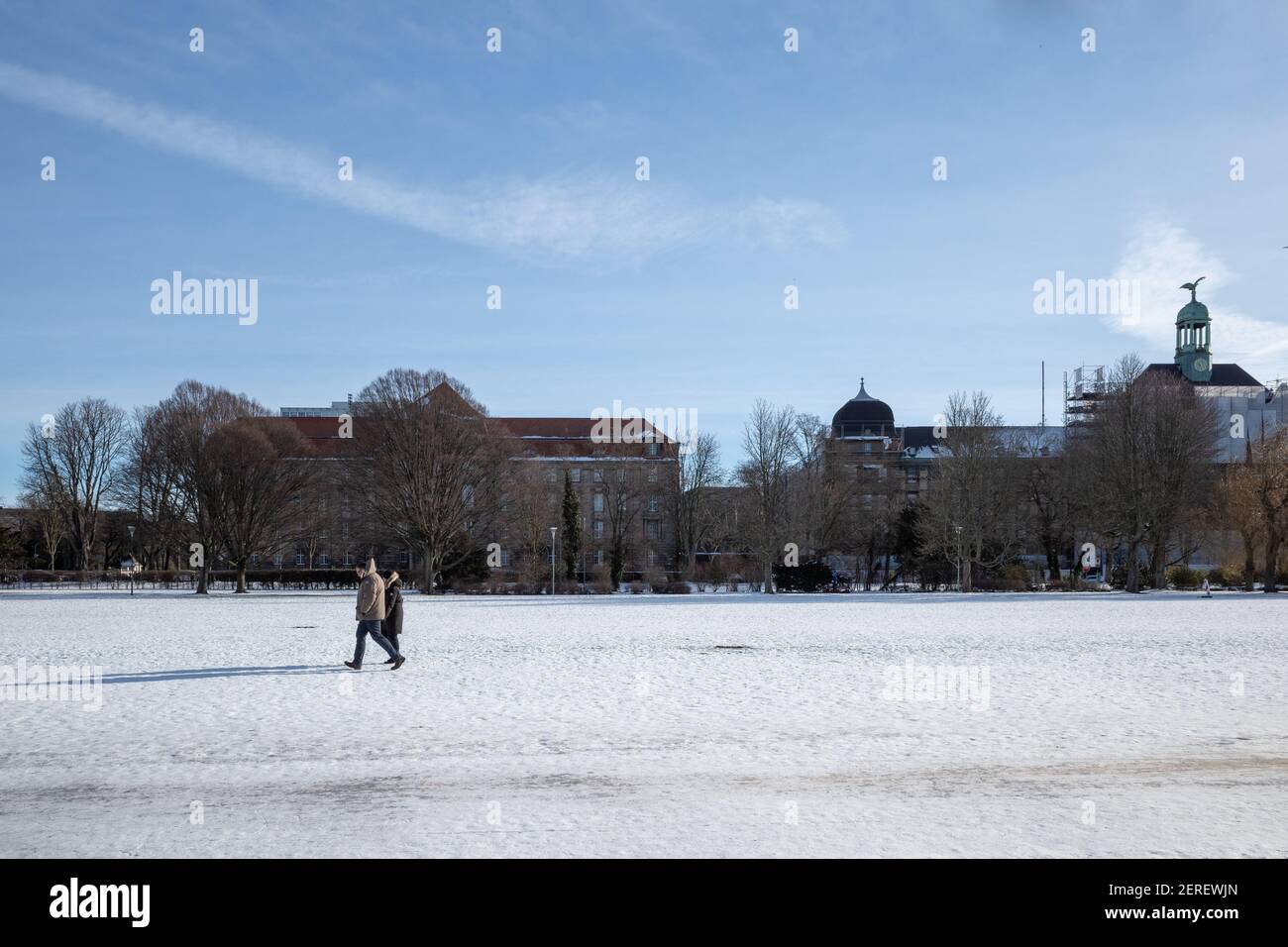 Outdoor sonnige Landschaft Blick auf Rheinpark Golzheim, große lange Park bedeckt von Schnee am Ufer des Rheins in Düsseldorf, Deutschland. Stockfoto