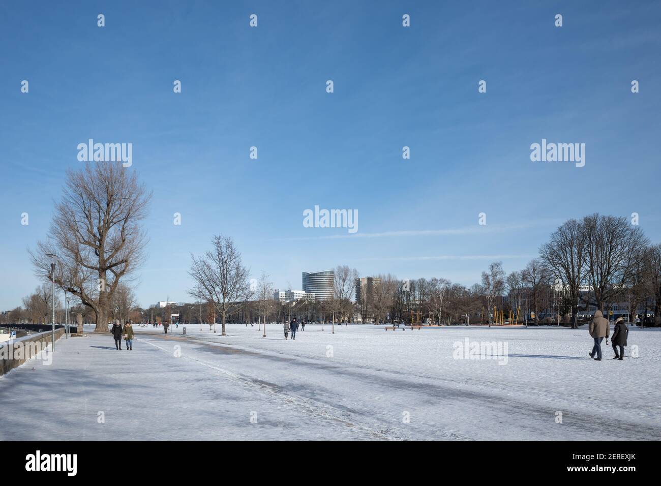 Outdoor sonnige Landschaft Blick auf Rheinpark Golzheim, große lange Park bedeckt von Schnee am Ufer des Rheins in Düsseldorf, Deutschland. Stockfoto