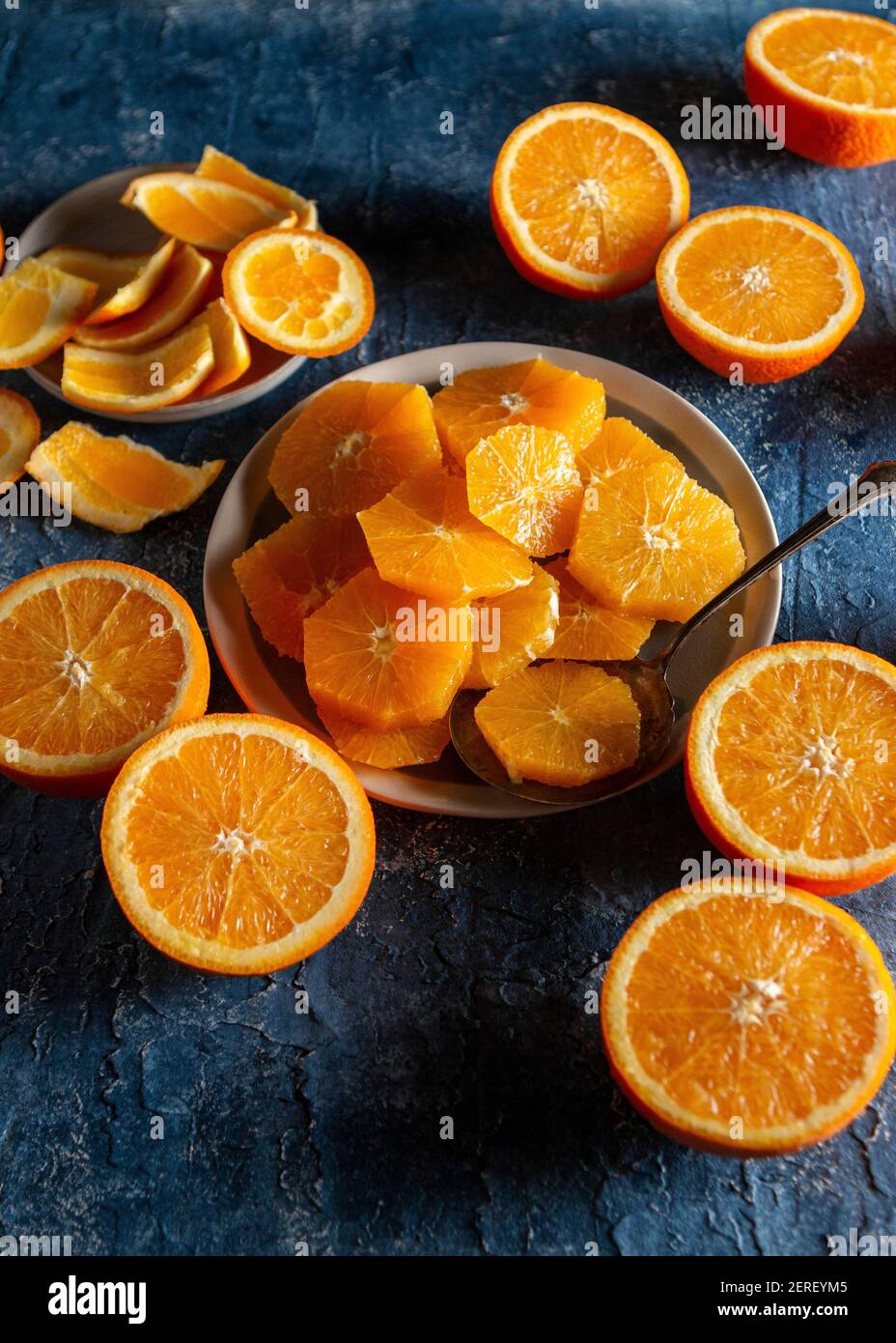 Orangefarbene Scheiben auf blauem Hintergrund Stockfoto