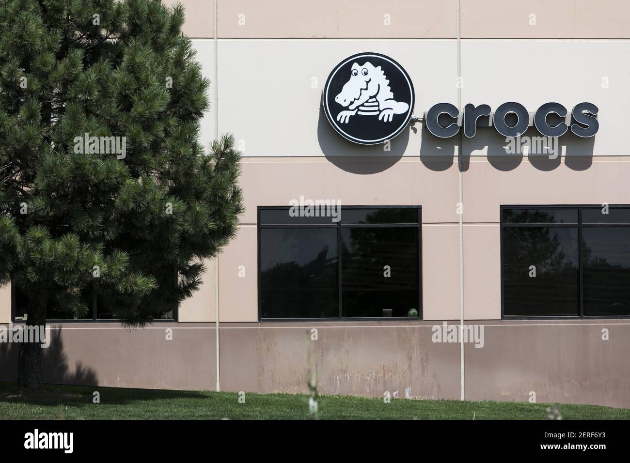 Ein Logo vor dem Hauptsitz von Crocs, Inc., in NIWOT, Colorado, am 21.  Juli, 2018. (Foto von Kristoffer Tripplaar/Sipa USA Stockfotografie - Alamy