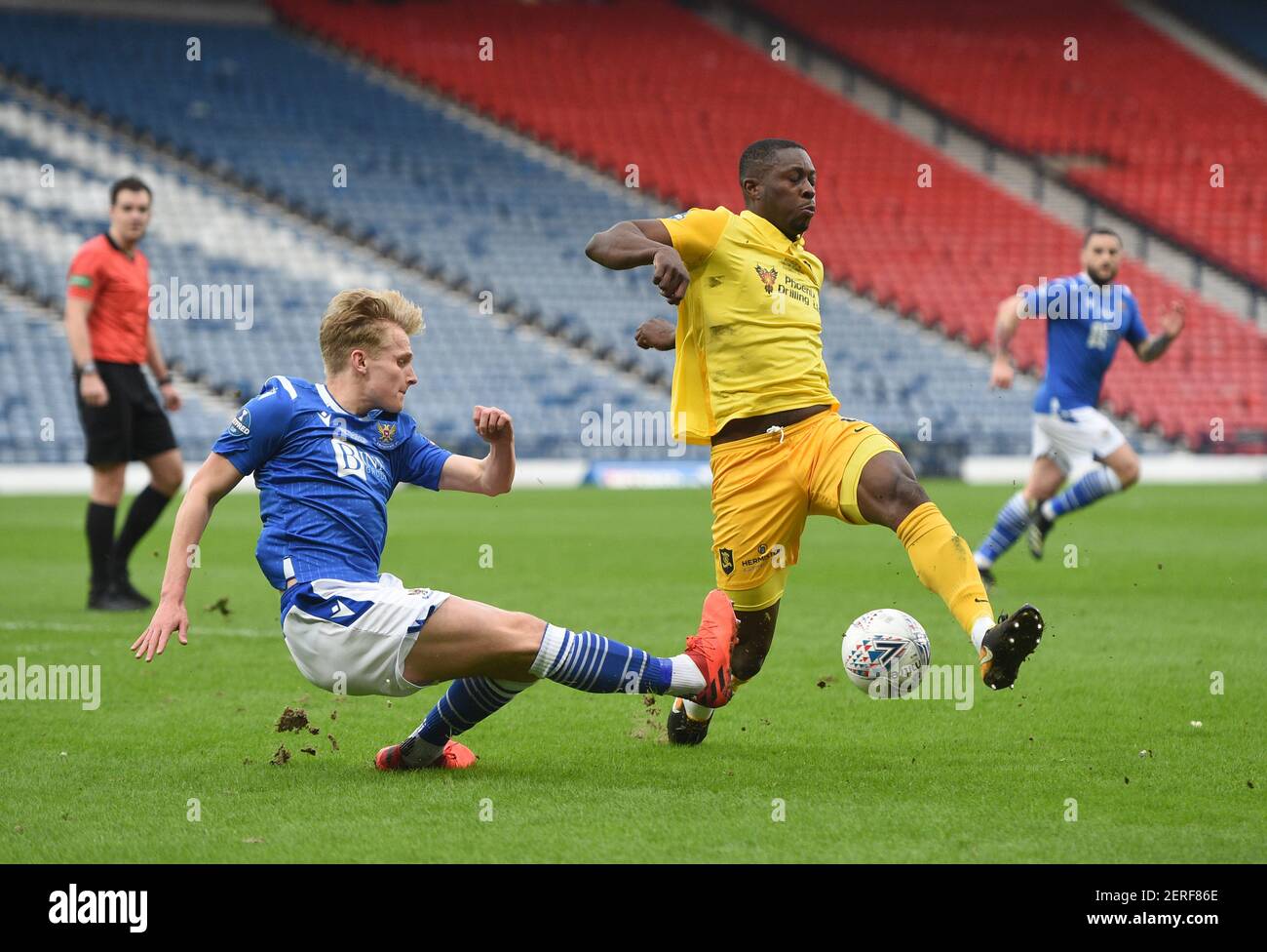 Hampden Park, Glasgow., 28th February21 Betfred Cup Final Livingston FC V St. Johnstone FC St Johnstone Ali McCann räumt von Marvin Bartley Livingston Kredit: eric mccowat/Alamy Live News Stockfoto