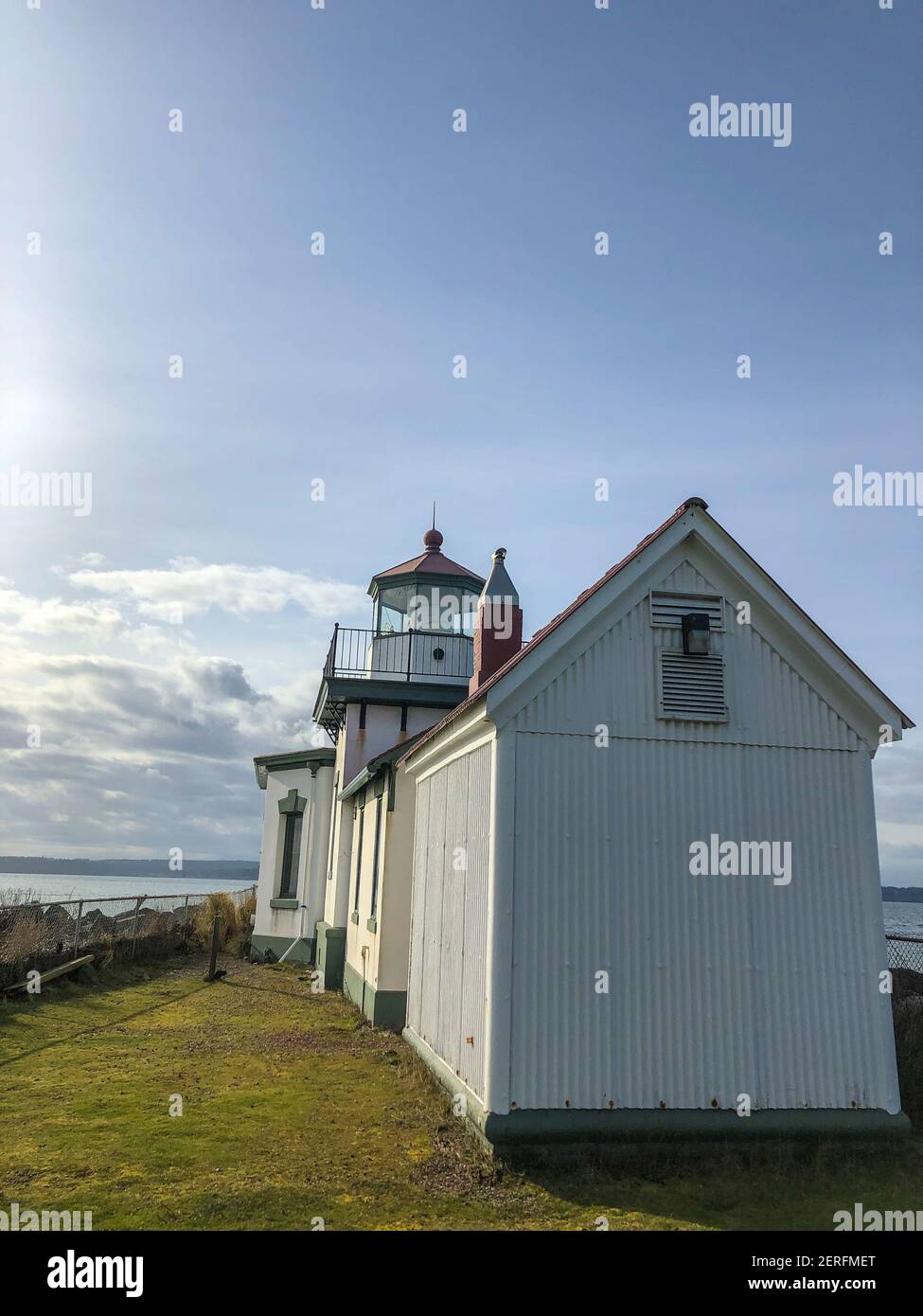West Point Light ist eine aktive Hilfe für die Navigation auf Seattle, Washingtons West Point, der in den Puget Sound ragt und die nördliche Ausdehnung von Elli markiert Stockfoto