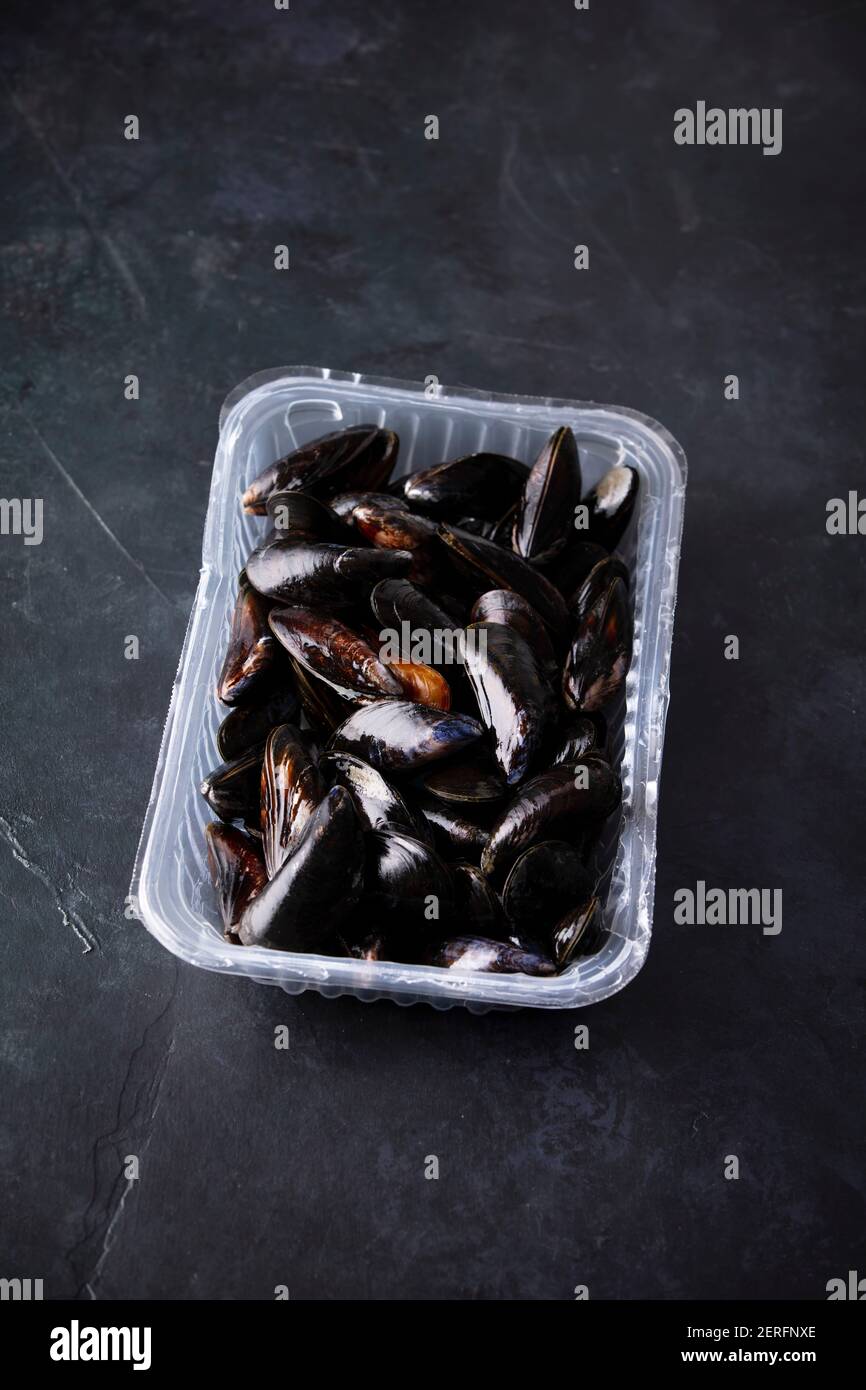 Frische ungekocht raw große Muscheln bereit auf dunklem Hintergrund zu kochen Stockfoto