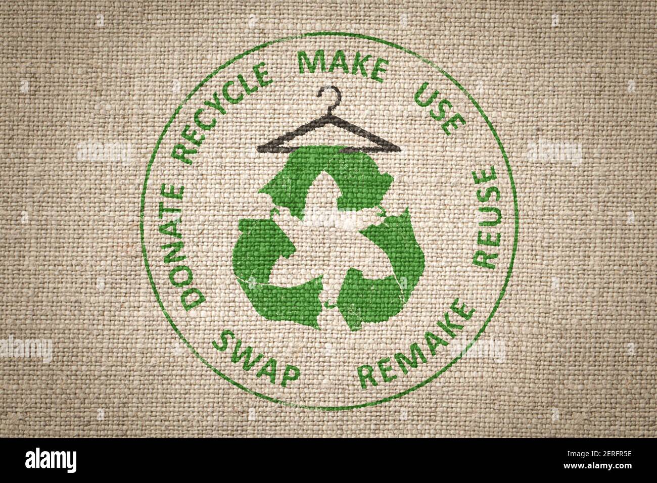 Circular Economy Textilien, machen, verwenden, wiederverwenden, tauschen, spenden, recyceln mit Öko-Kleidung Recycling-Symbol auf Kleiderbügel nachhaltige Mode-Konzept Stockfoto