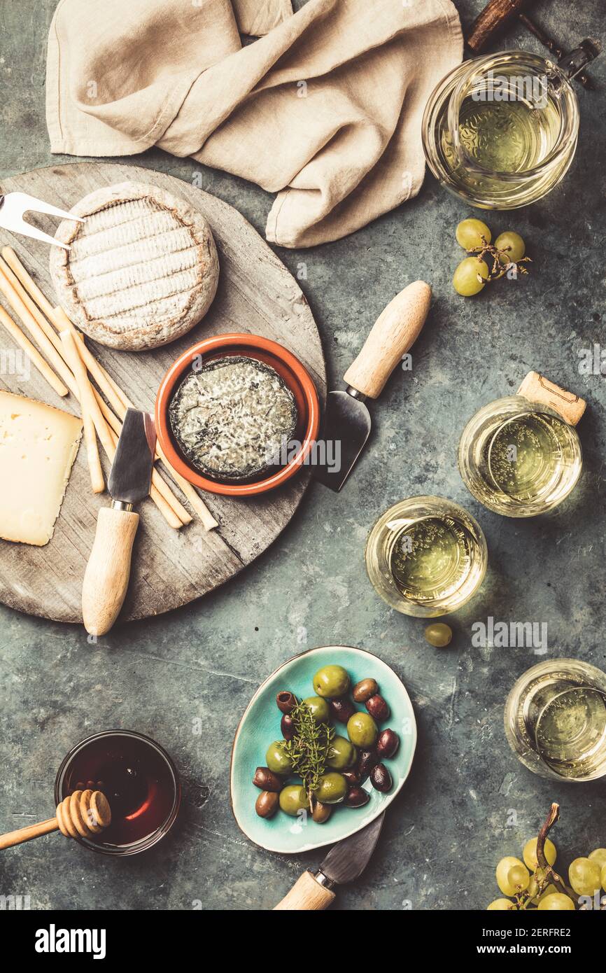 Weißwein mit Wurstwaren Sortiment auf den Stein. Wein und Snacks einstellen Stockfoto