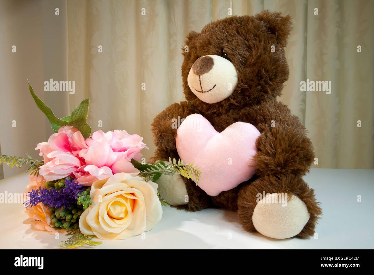 Mother's Day Teddybär und rosa Rosen. Es ist für Mutter an verschiedenen Tagen in vielen Teilen der Welt gefeiert. Stockfoto