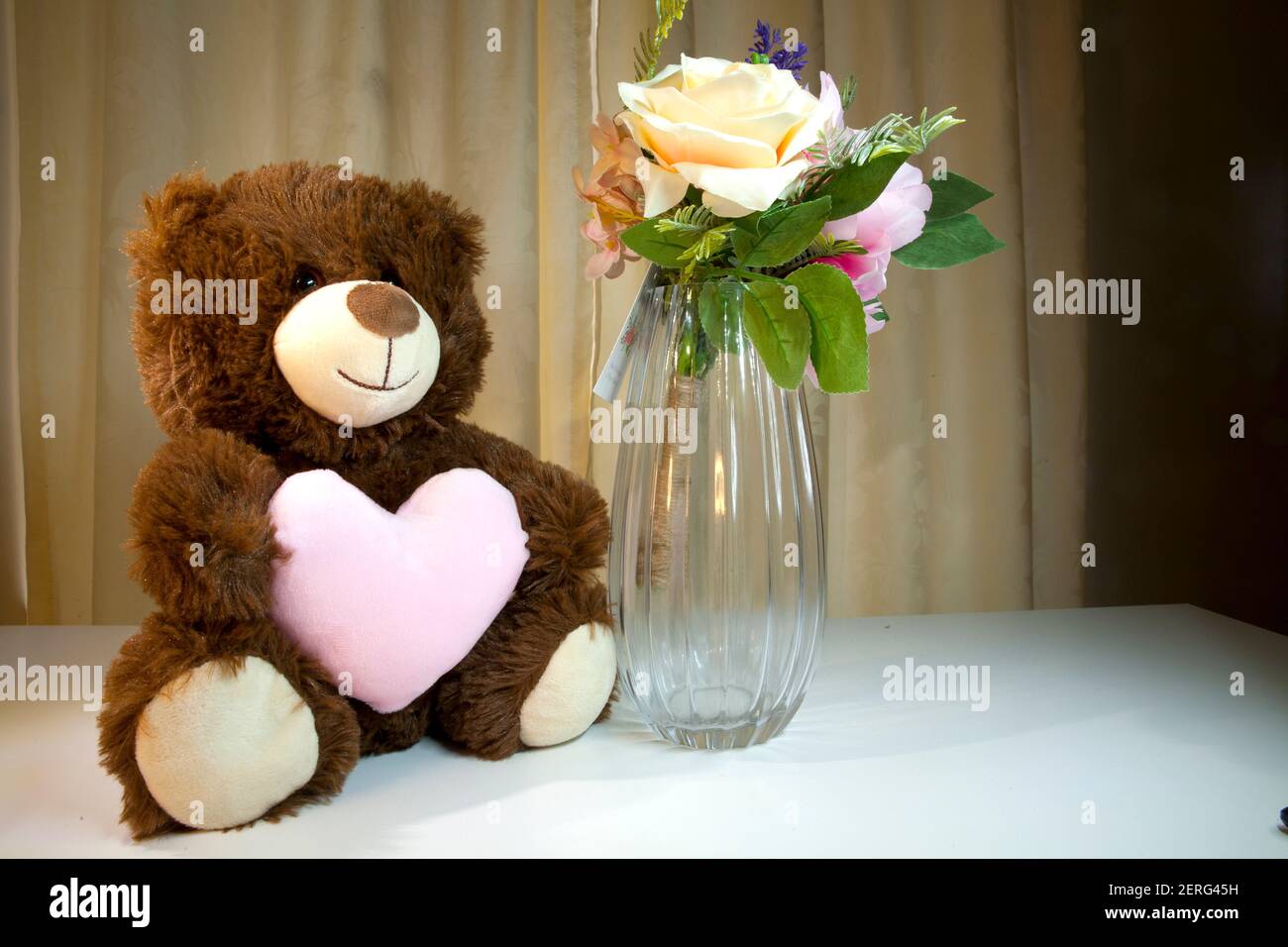 Mother's Day Teddybär und rosa Rosen. Es ist für Mutter an verschiedenen Tagen in vielen Teilen der Welt gefeiert. Stockfoto