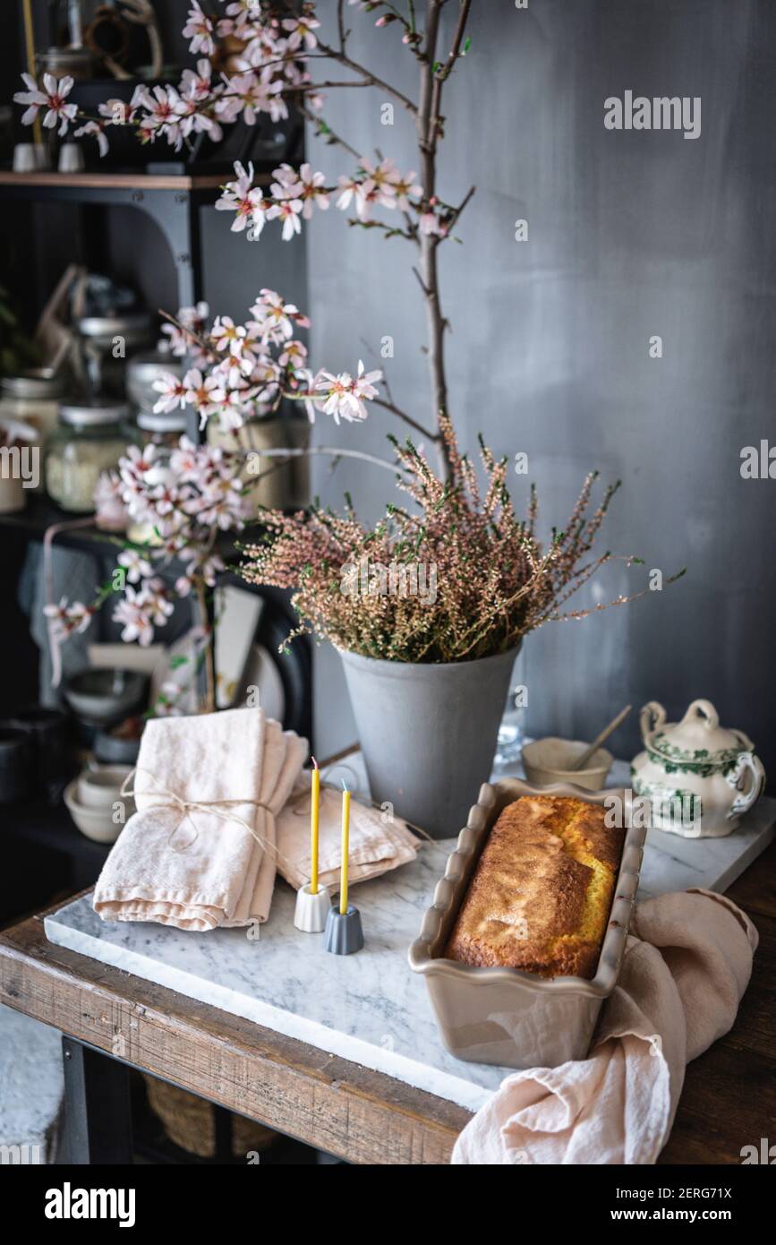 Ein Kuchen in einer Dose auf einer Marmortheke in Eine rustikale Küche Stockfoto