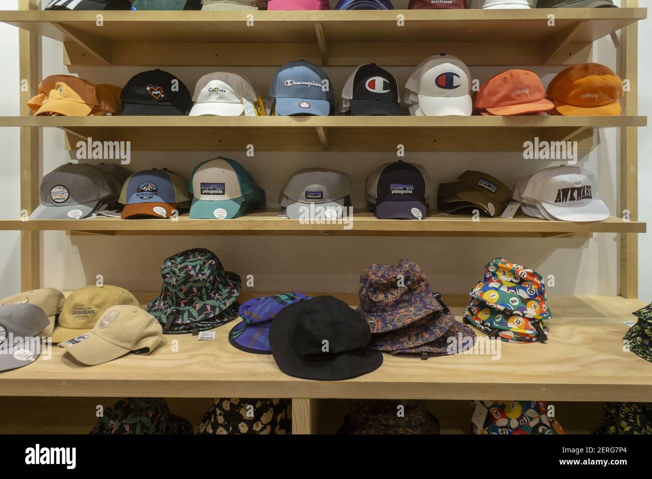 Eimer Hüte und Markenkappen in einem Urban Outfitters Geschäft in Herald  Square in New York am Donnerstag, 9. August 2018. Einzelhändler hoffen,  dass eine Wiederbelebung der 90er-Jahre-Mode wie fanny Packs, Mama Jeans
