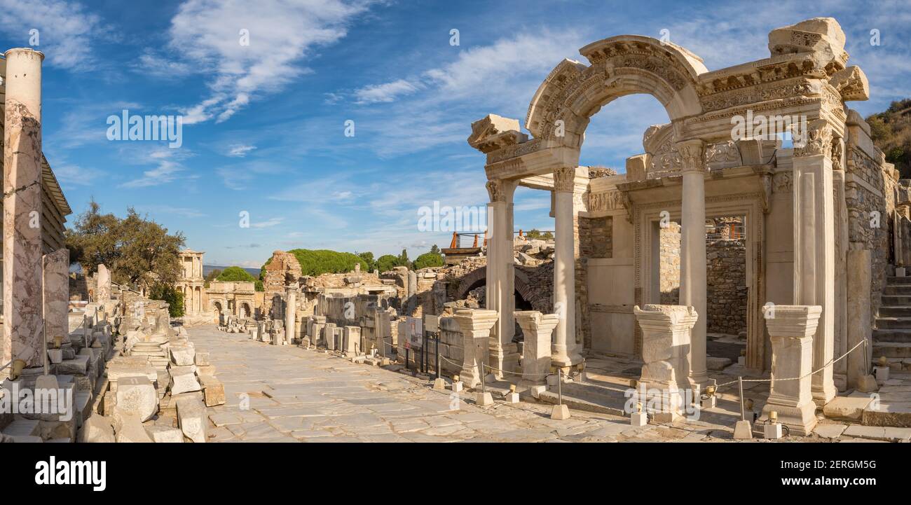 Großes Panorama der historischen Curetes Straße in Ephesus Antike Stadt an sonnigen Tagen in Selcuk, Türkei Stockfoto