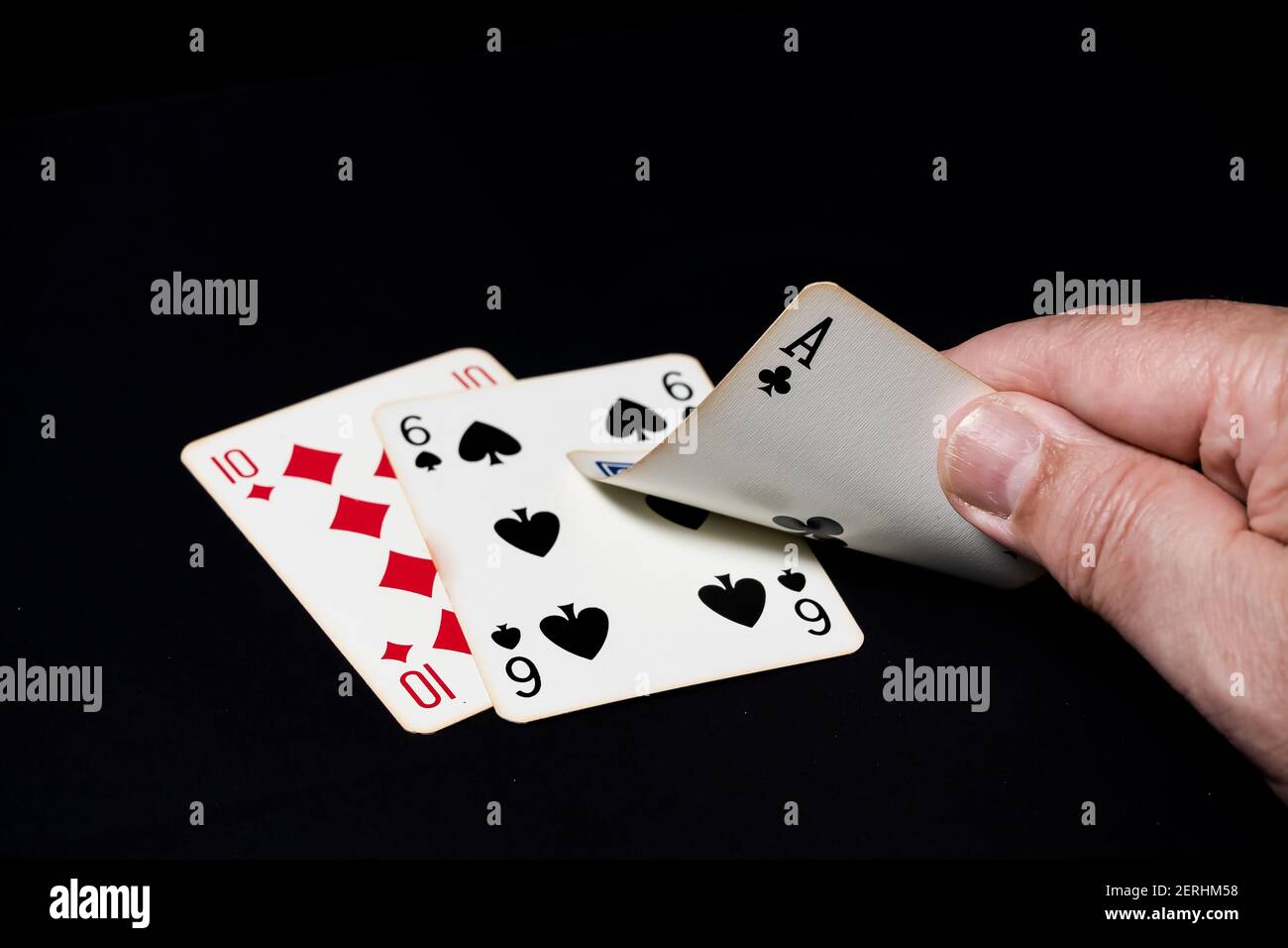 Blackjack Spiel, gewinnende Hand. Schwarzer Hintergrund. Stockfoto