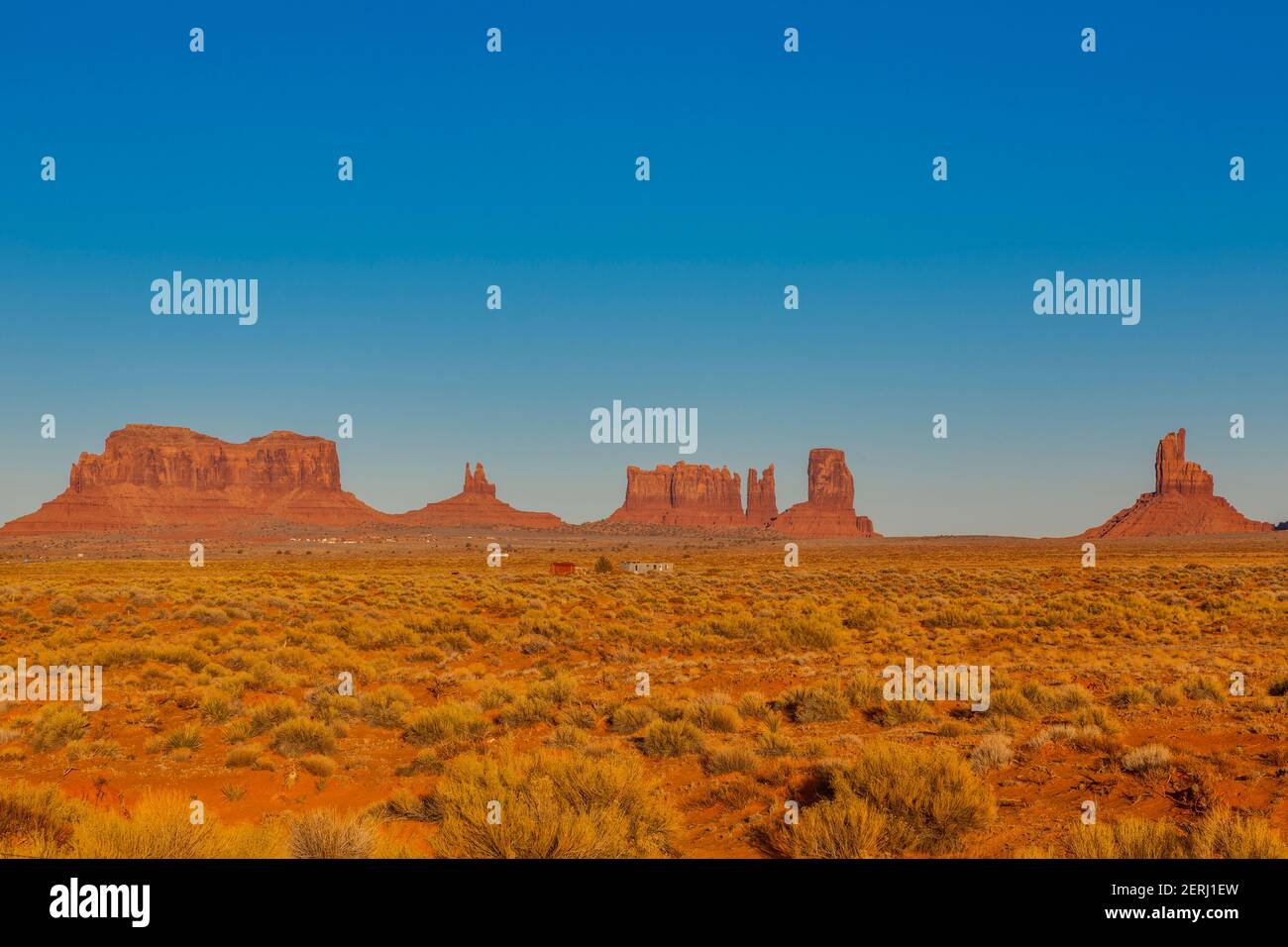 Panoramabilder von Felsformationen in der Abendsonne Der Monument Valley National Park im Winter Stockfoto