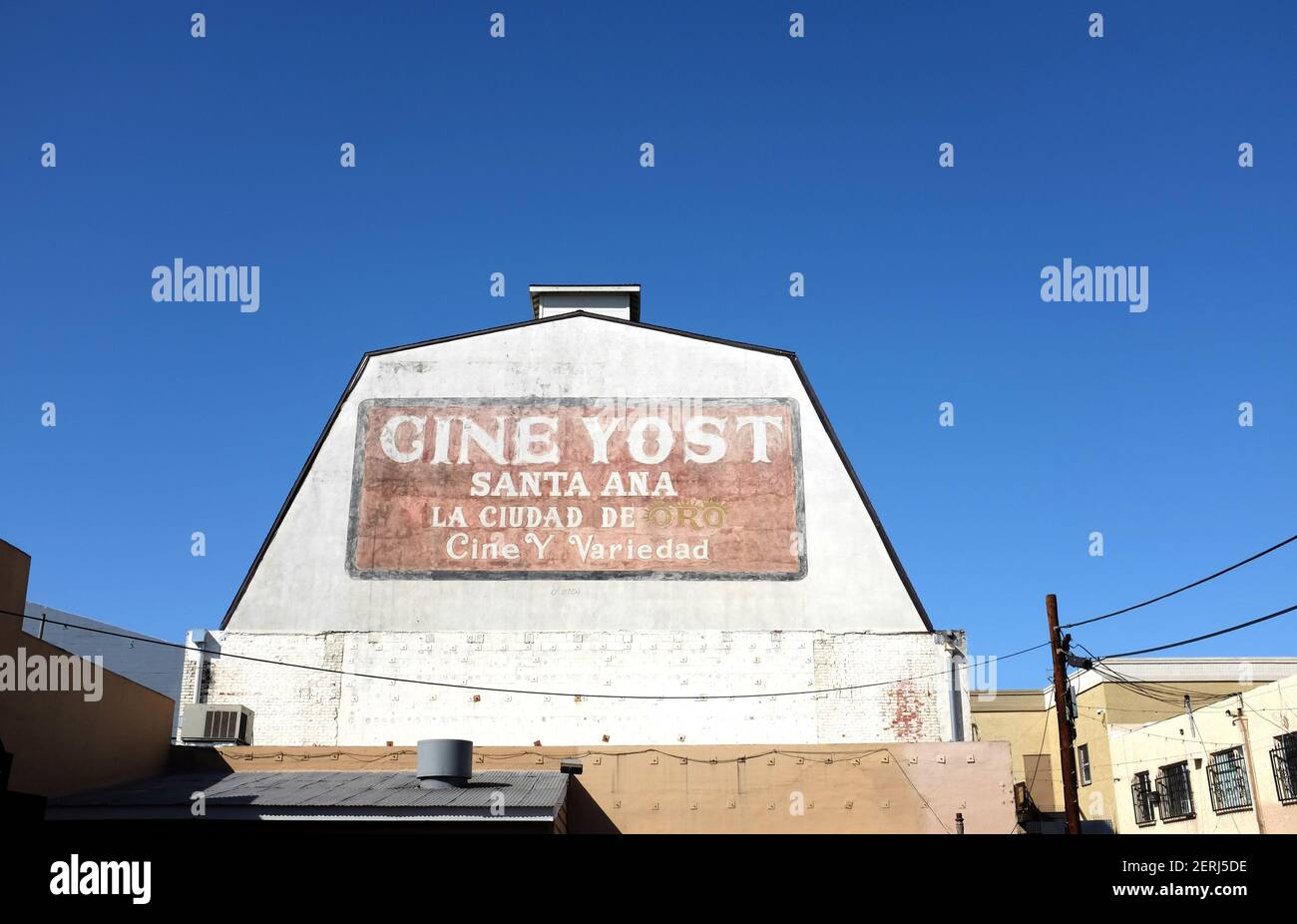 SANTA ANA, KALIFORNIEN - 25. FEB 2021: Schild am Cine Yost Gebäude, dem ältesten Theater in Orange County. Übersetzung: Stadt des Goldes - Filme und Vari Stockfoto