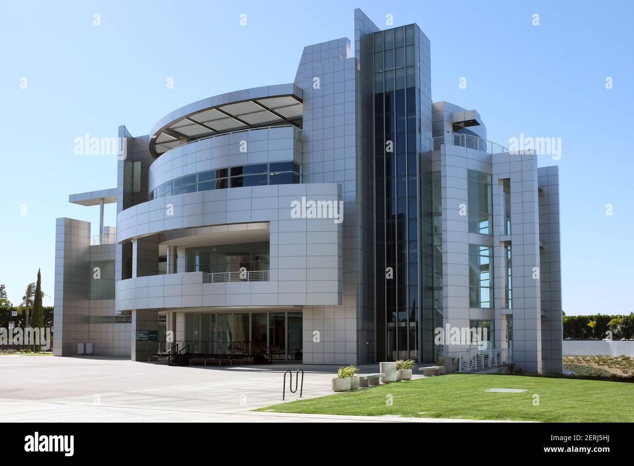 GARDEN GROVE, KALIFORNIEN - 25 FEB 2021: Das Kulturzentrum in der Crystal Cathedral. Stockfoto