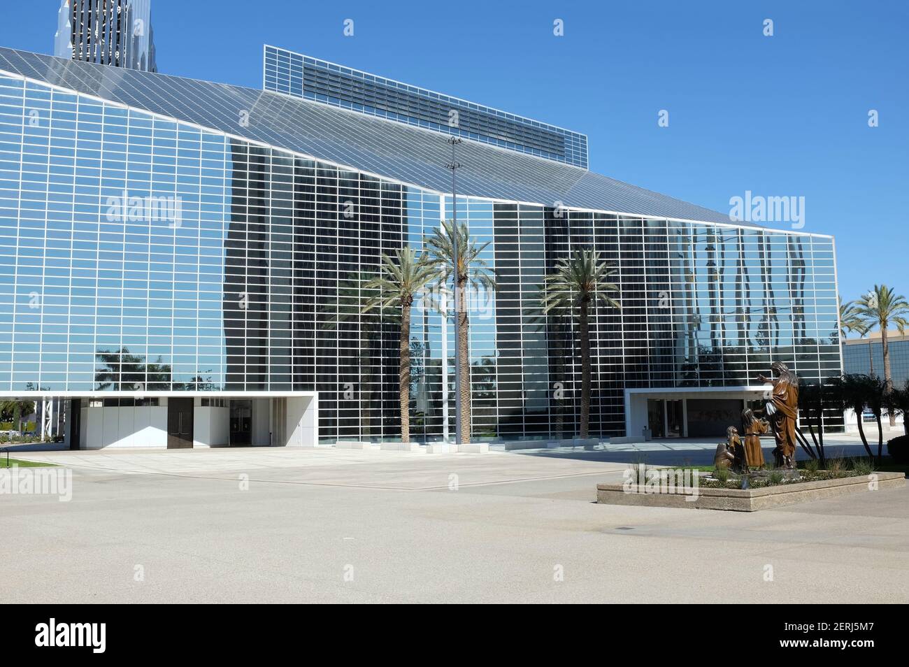 GARDEN GROVE, KALIFORNIEN - 25 FEB 2021: Statue von Jesus und dem Fisch- und Brotwunder vor der Crystal Cathedral. Stockfoto