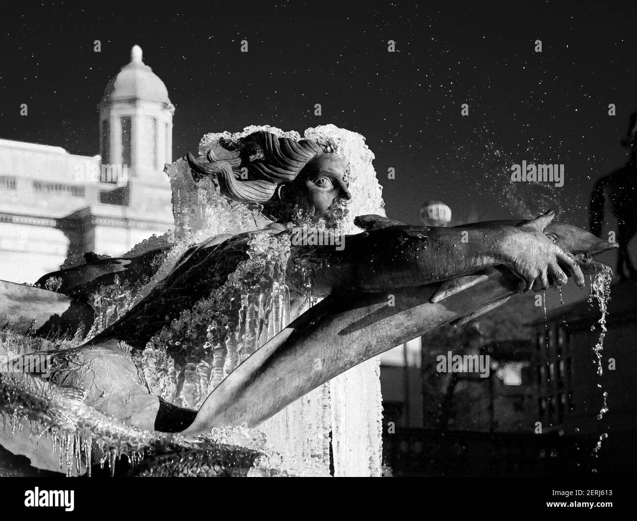 Eisformationen an den Springbrunnen des Trafalgar Square, London Stockfoto