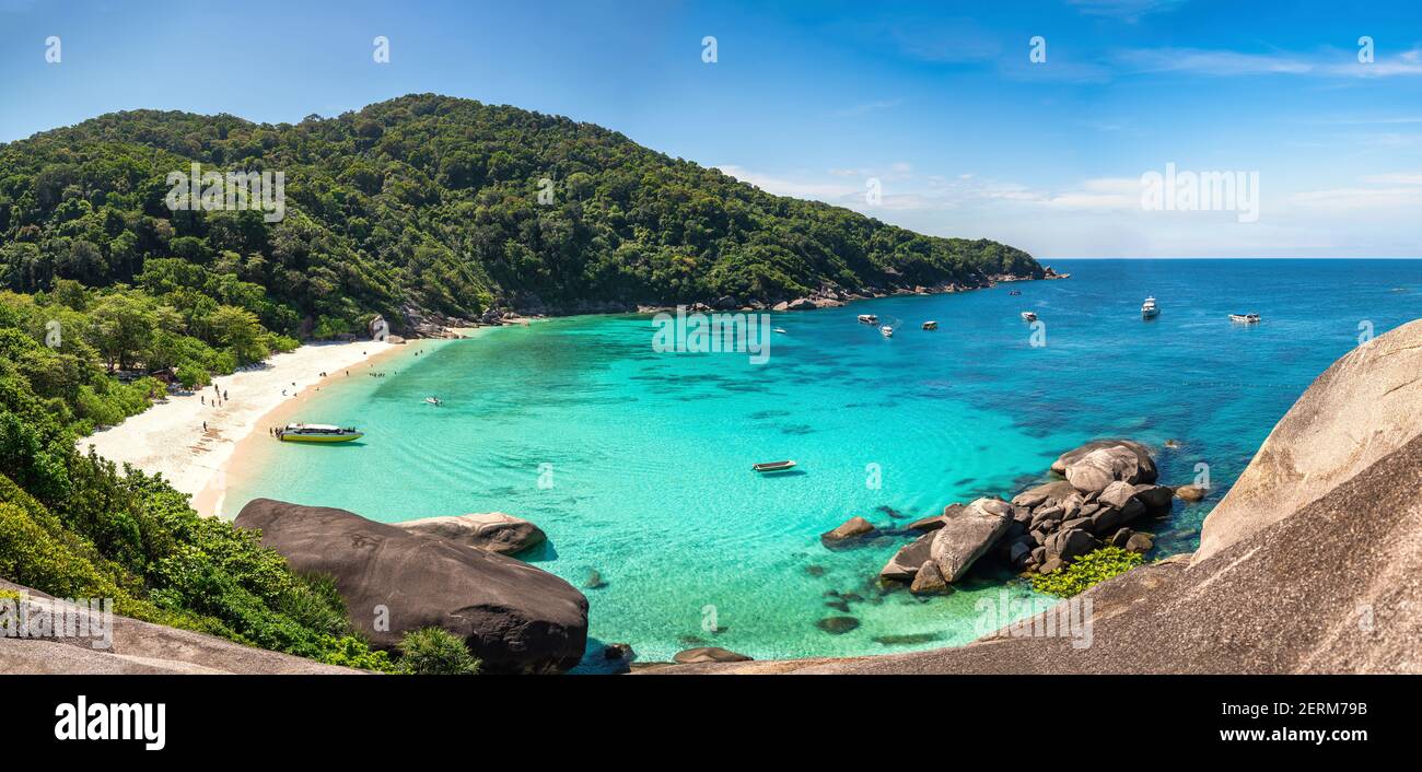 Tropische Inseln des Ozeans blaues Meerwasser und weißen Sandstrand bei Similan Inseln vom berühmten Aussichtspunkt, Phang Nga Thailand Natur Landschaft Panorama Stockfoto