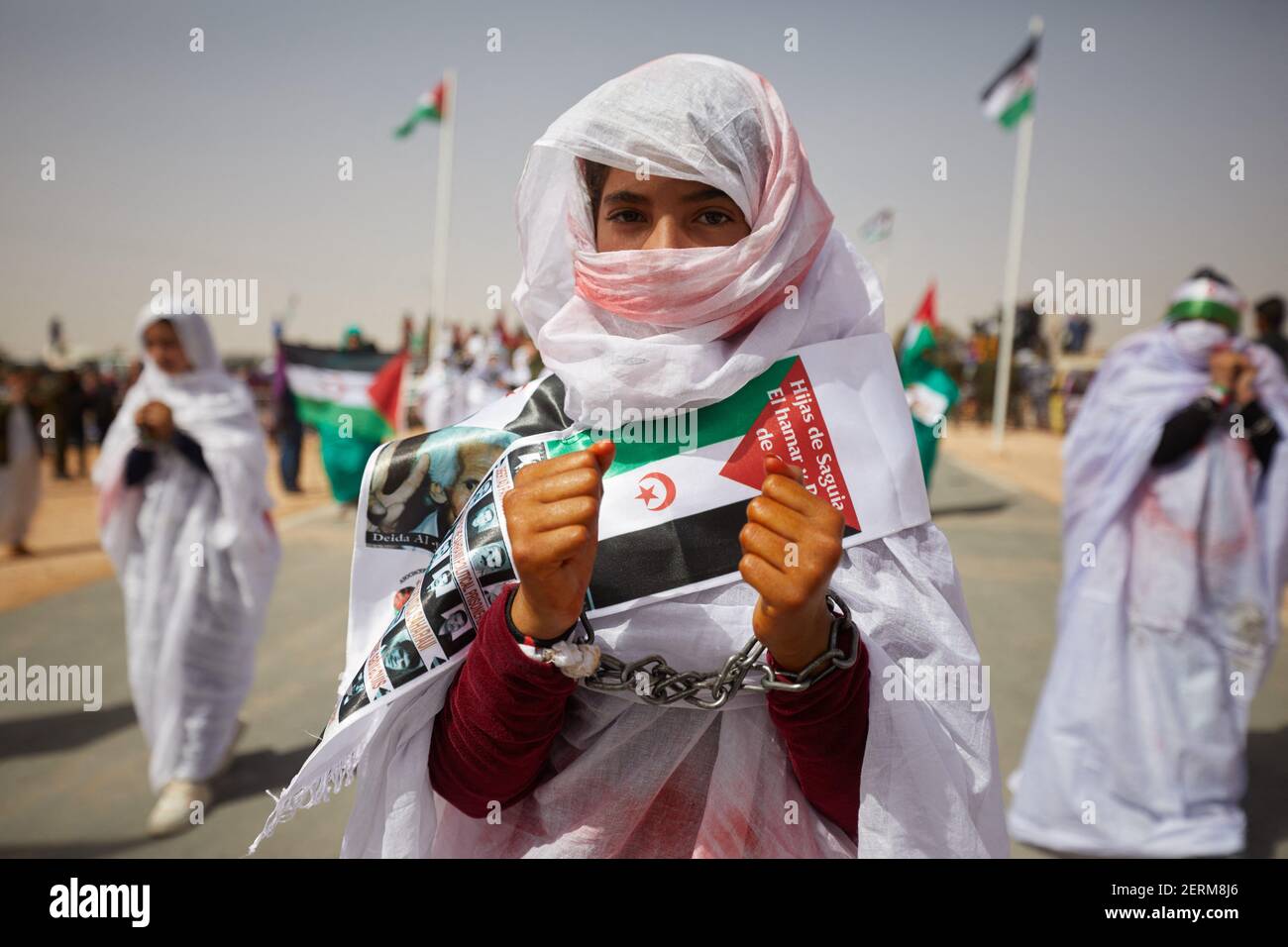 Sahrawis beobachten Soldaten, die am 27. Februar 2021 in einem Flüchtlingslager am Rande der südwestalgerischen Stadt Tindouf in einer Parade anlässlich der Feierlichkeiten zum 45th. Jahrestag der Erklärung der Arabischen Demokratischen Republik Sahrawi (SDAR) marschieren. Foto von Louiza Ammi/ABACAPRESS.COM Stockfoto