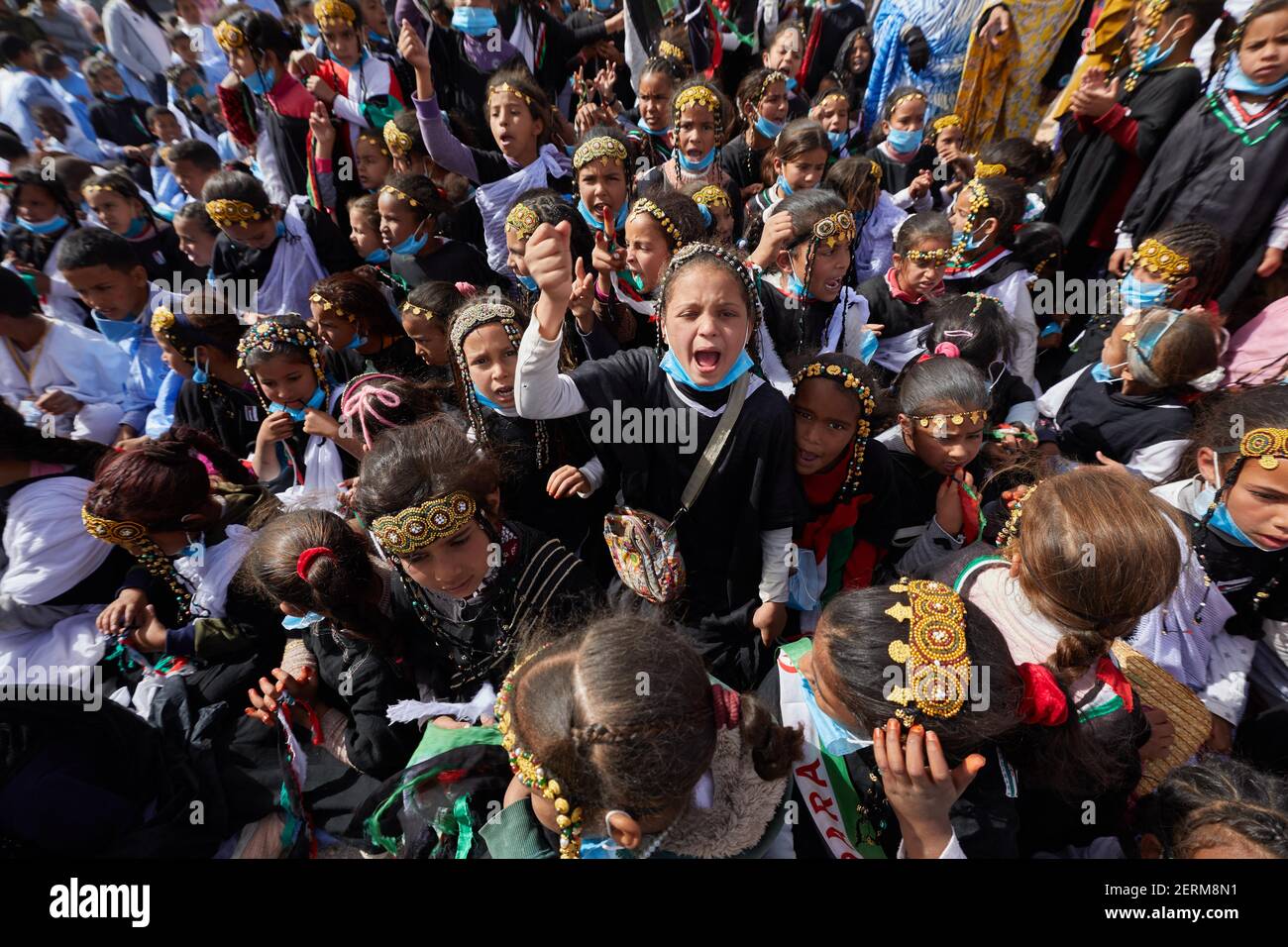 Sahrawis beobachten Soldaten, die am 27. Februar 2021 in einem Flüchtlingslager am Rande der südwestalgerischen Stadt Tindouf in einer Parade anlässlich der Feierlichkeiten zum 45th. Jahrestag der Erklärung der Arabischen Demokratischen Republik Sahrawi (SDAR) marschieren. Foto von Louiza Ammi/ABACAPRESS.COM Stockfoto