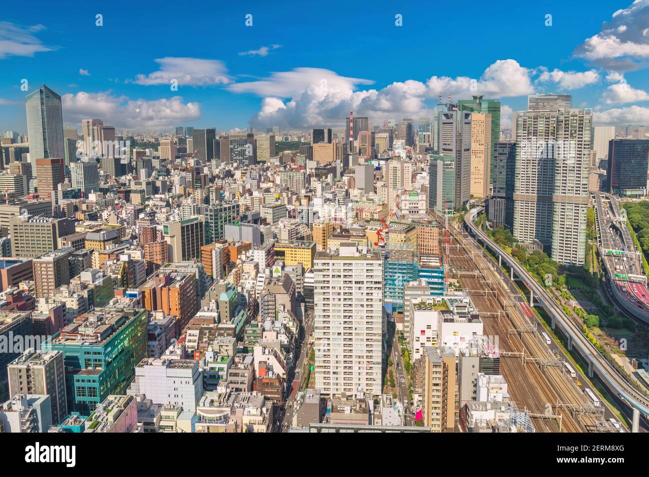 Tokio Japan, Skyline mit Blick auf die Stadt im Stadtzentrum von Tokio mit Eisenbahn Stockfoto