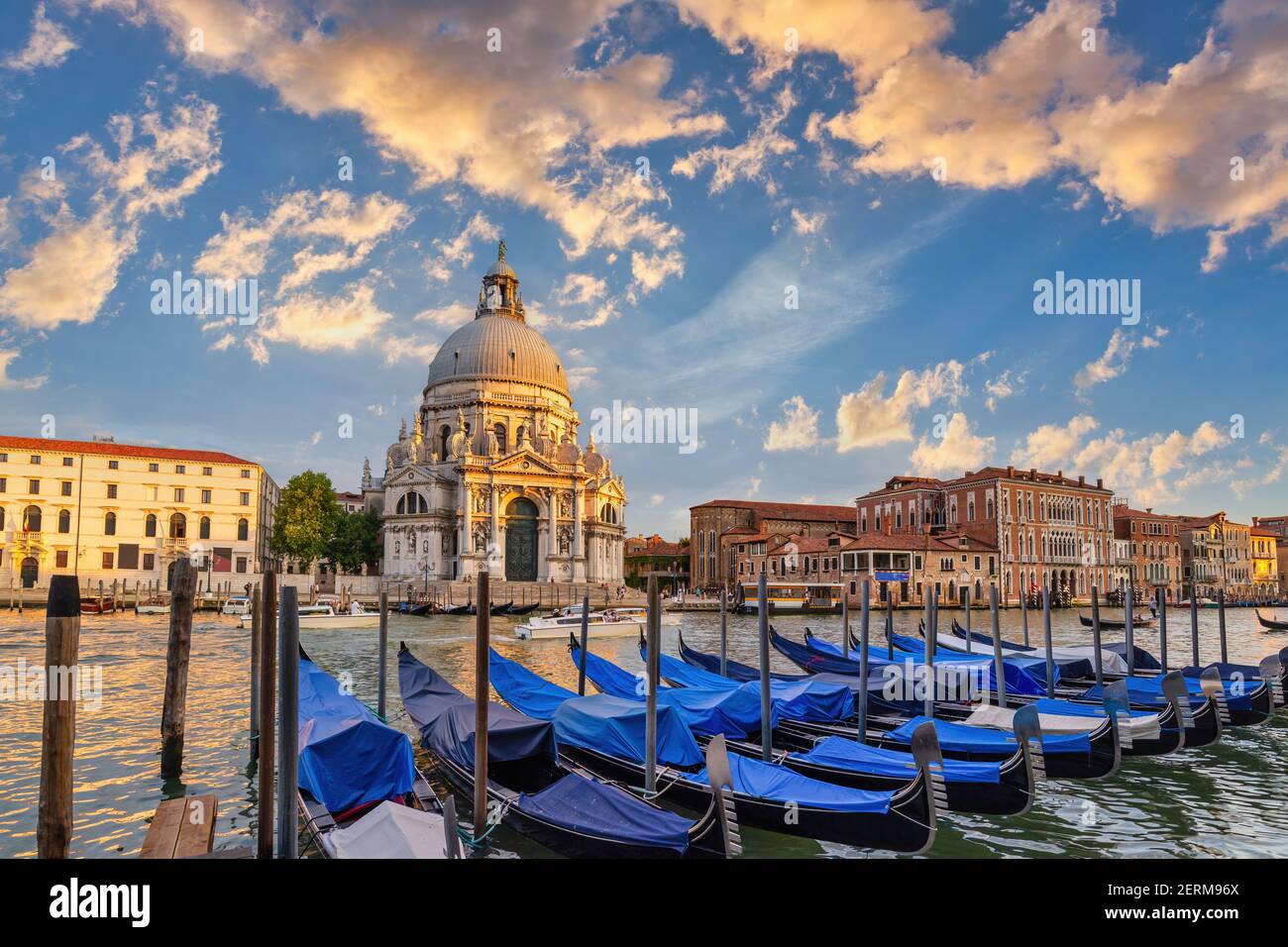 Venedig Italien, Skyline bei Sonnenuntergang am Canal Grande und der Basilica di Santa Maria della Salute Stockfoto