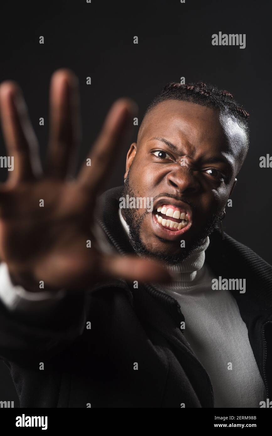 Sehr wütender schwarzer Mann, der Euch sagt, dass Ihr mit einer offenen Hand aufhören müsst. Stockfoto