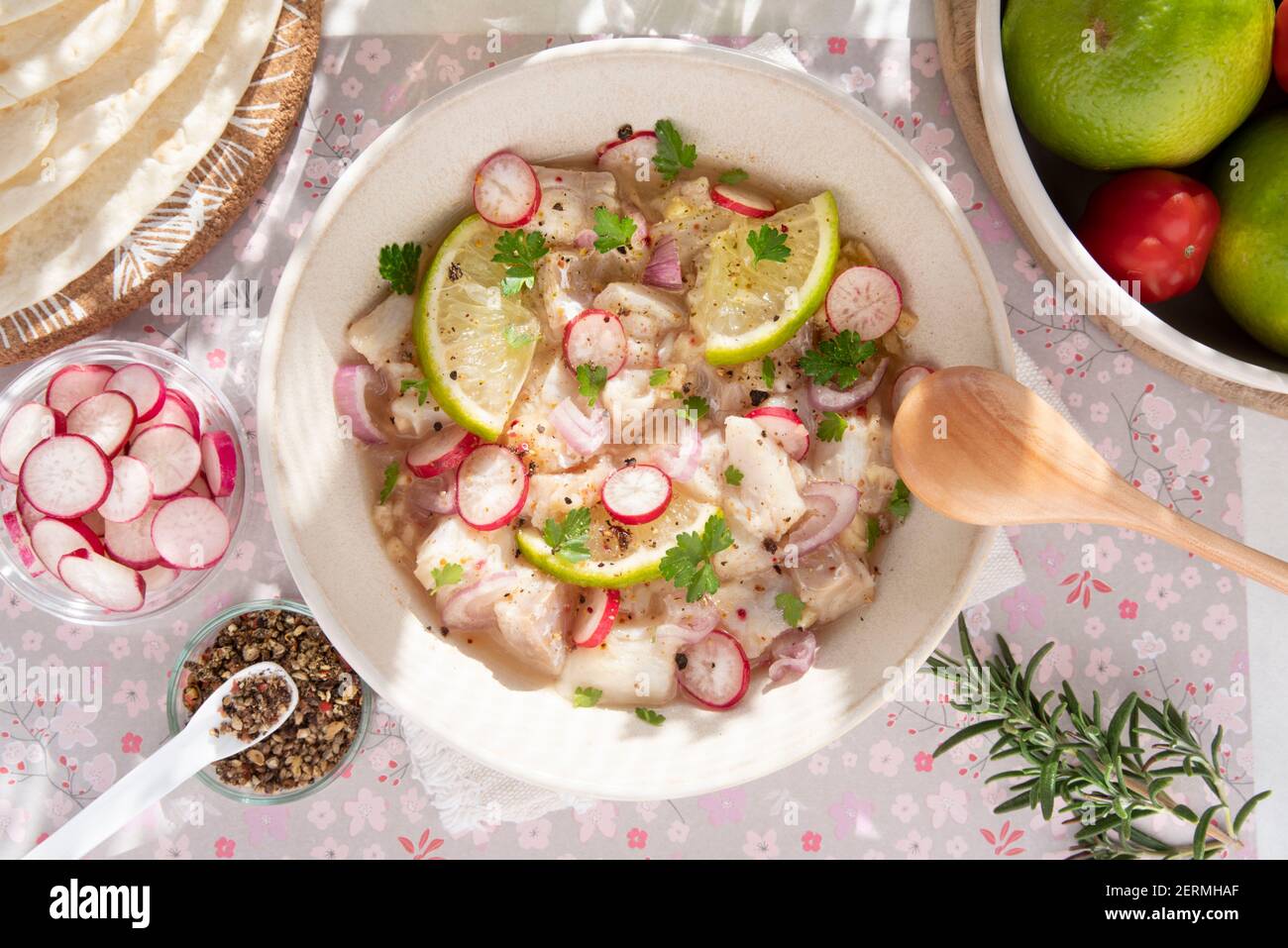 Nahaufnahme einer peruanischen Ceviche mit Fischstücken und Zitronen Stockfoto