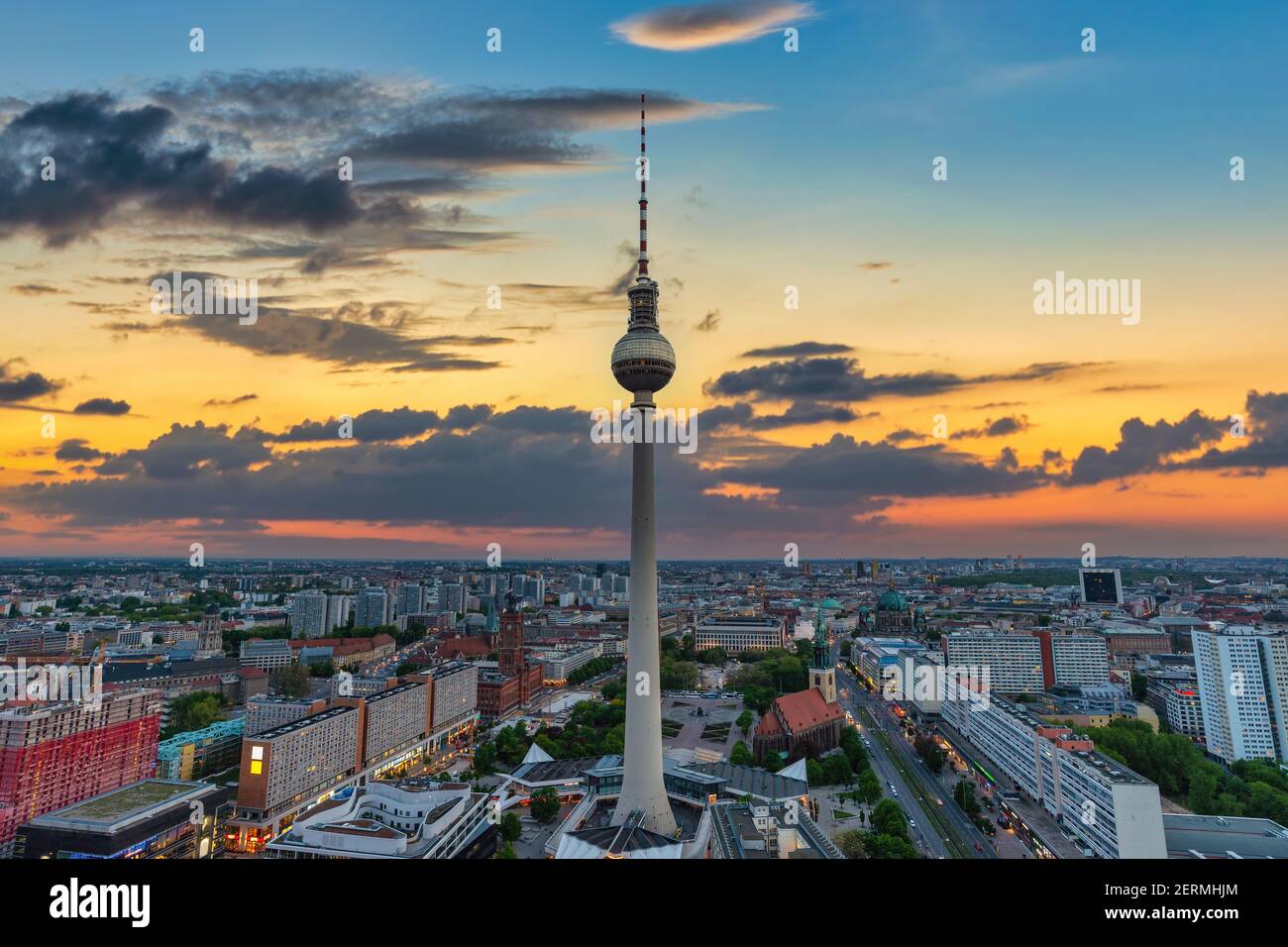 Berlin Deutschland, Skyline bei Sonnenuntergang am Alexanderplatz und Berliner Fernsehturm Stockfoto