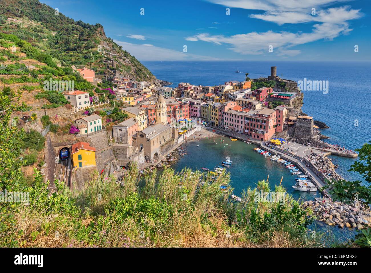 Vernazza Italien, Skyline der Stadt Cinque Terre des Dorfes Vernazza und Mittelmeer Stockfoto