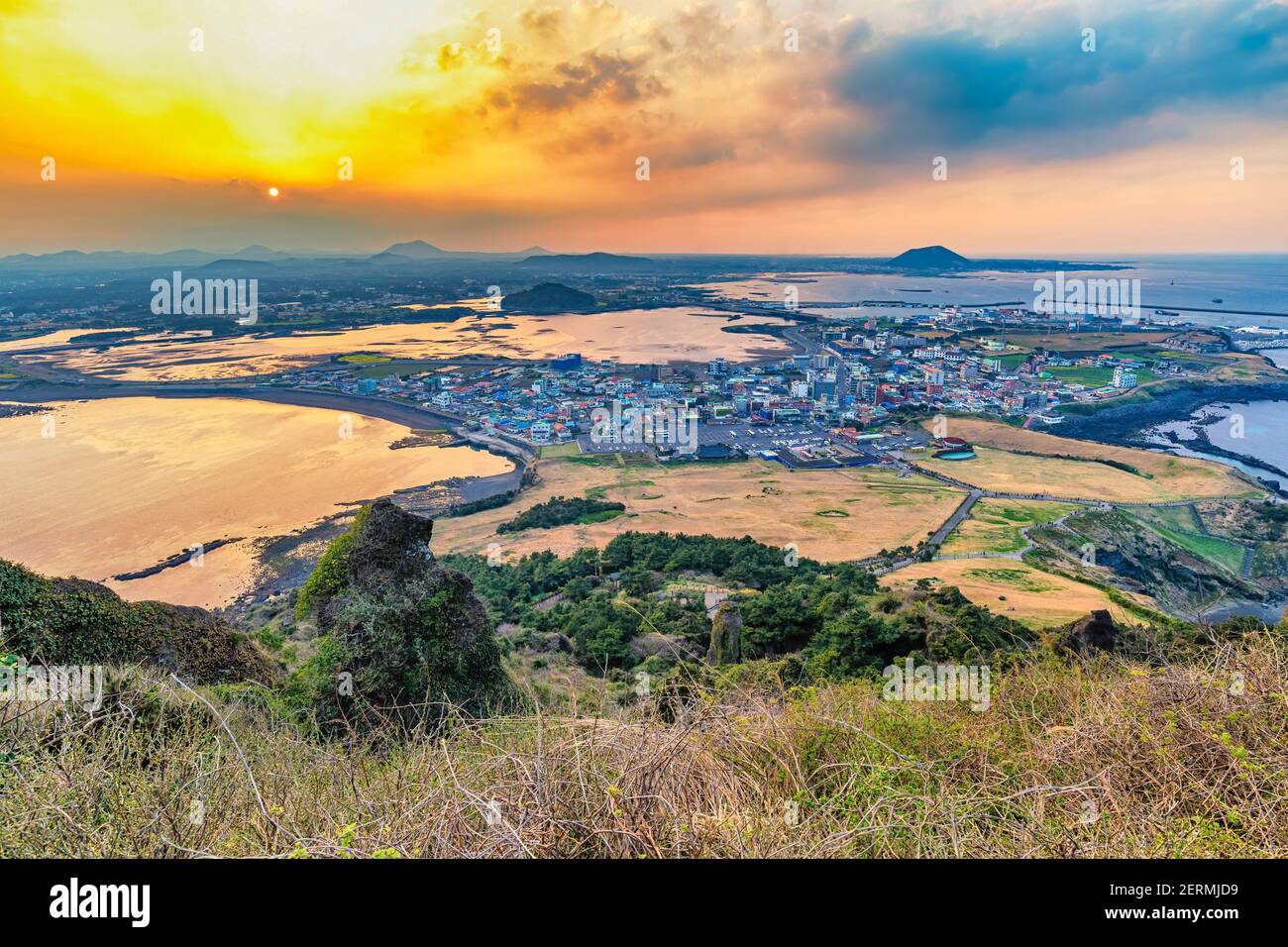 Jeju-Insel Südkorea, Sonnenuntergang über der Naturlandschaft bei der Skyline von Jeju-Stadt, Blick von Seongsan Ilchulbong Stockfoto