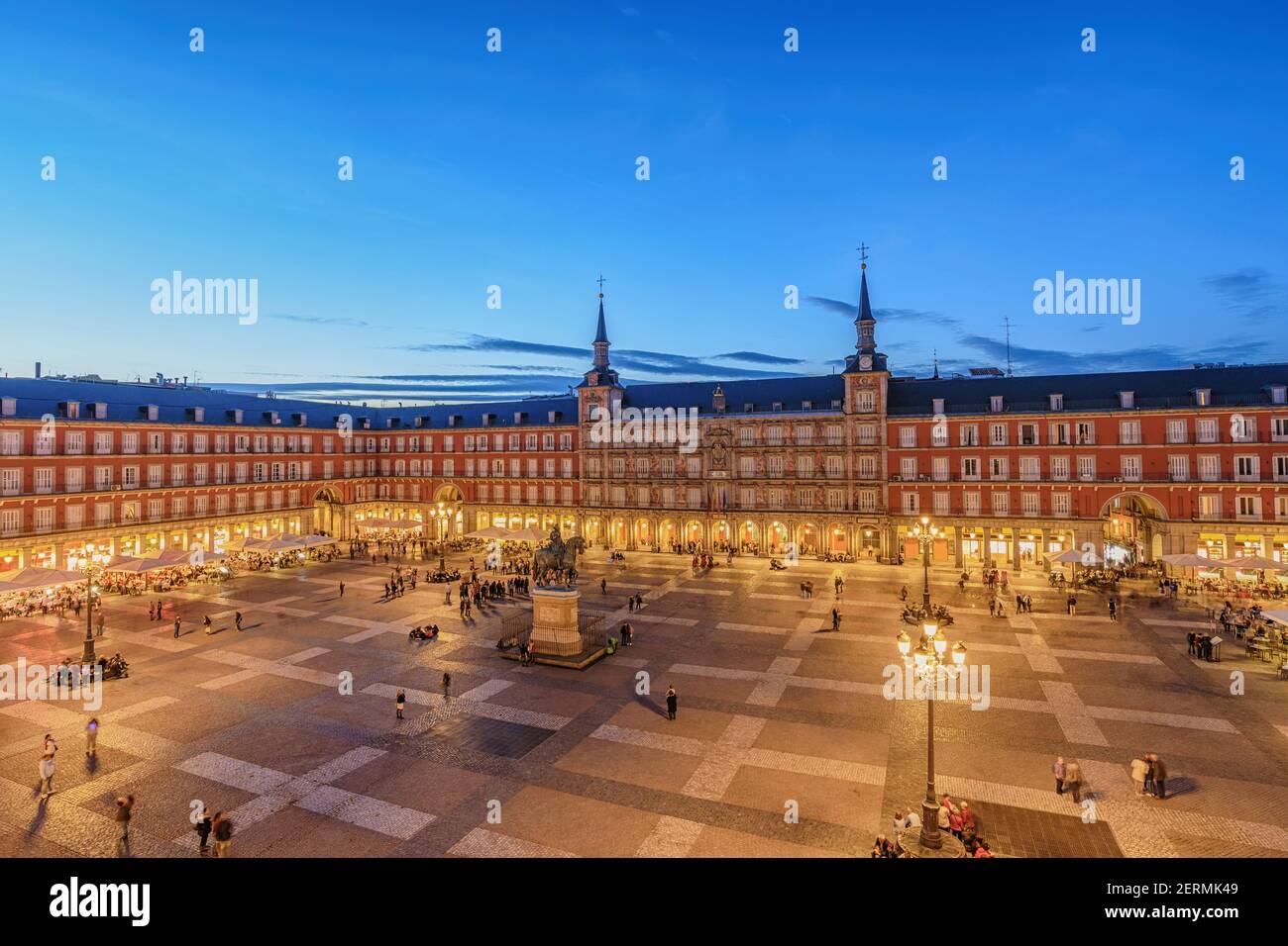 Madrid Spanien, Luftaufnahme der nächtlichen Skyline der Stadt an der Plaza Mayor Stockfoto