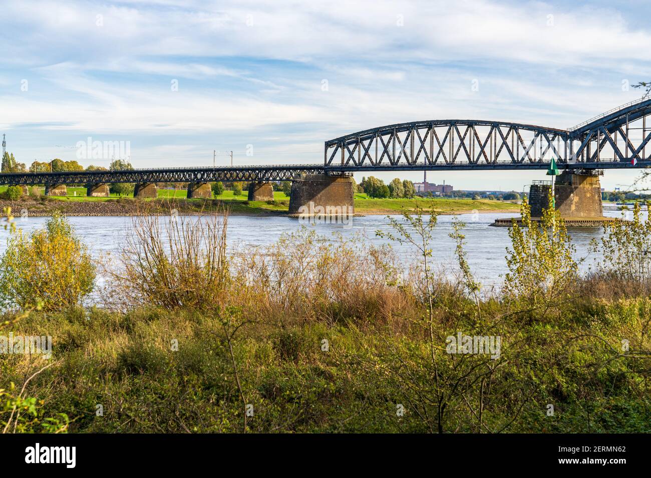 Duisburg, Nordrhein-Westfalen, Deutschland - 26. Oktober 2019: Blick auf den Rhein in Duisburg-Baerl mit der Beeckerwerther Brücke und dem Haus-Kn Stockfoto