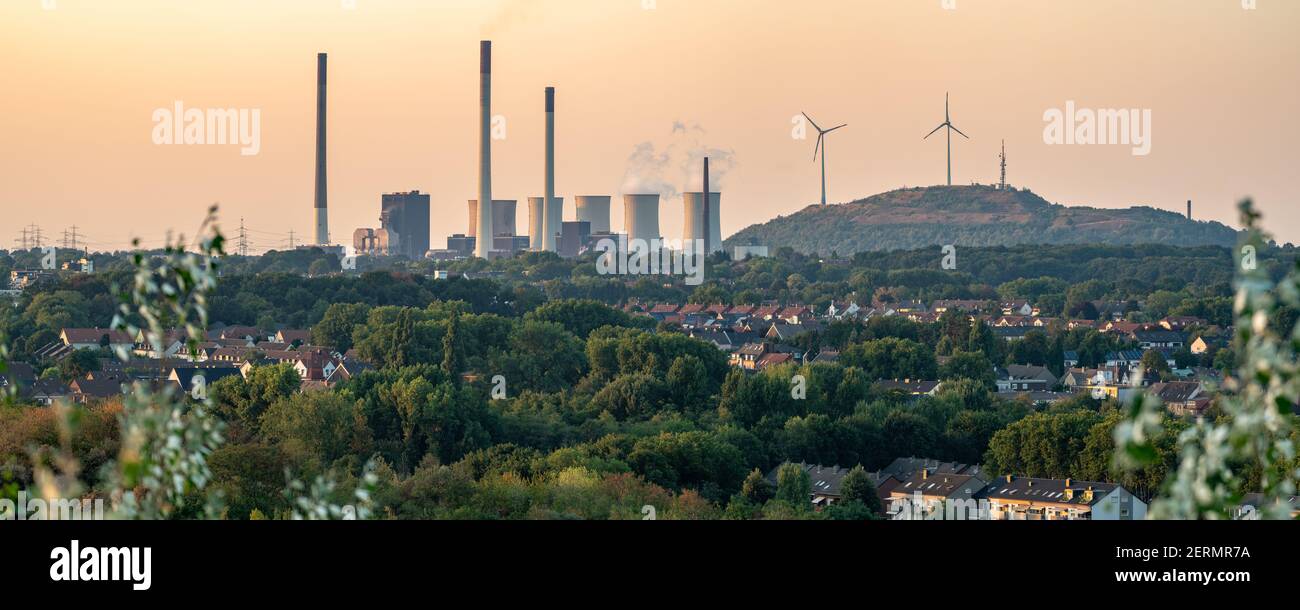 Gladbeck, Nordrhein-Westfalen, Deutschland - 02. August 2018: Blick über das Ruhrgebiet von der Mottbruchhalde aus, Blick nach Norden auf das Kraftwerk in Der Gla Stockfoto