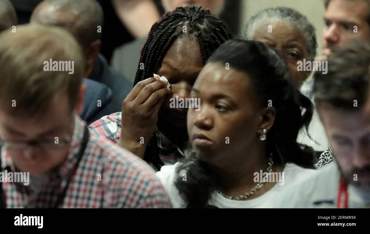 Tina Hunter, Mitte, wischt sich die Augen, während sie während des Prozesses gegen den Tod ihres Sohnes Laquan McDonald im Leighton Criminal Court Building am Donnerstag, 20. September 2018 in Chicago, Ill. Aus der Galerie schaut. (Foto: Antonio Perez/Chicago Tribune/TNS/Sipa USA) Stockfoto