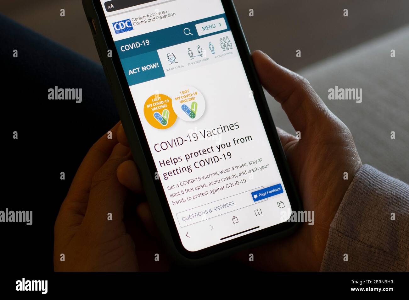 Eine Frau durchsucht am 26. Februar 2021 die Impfstoffseite COVID-19 auf der offiziellen Website der Zentren für die Kontrolle und Prävention von Krankheiten (CDC). Stockfoto
