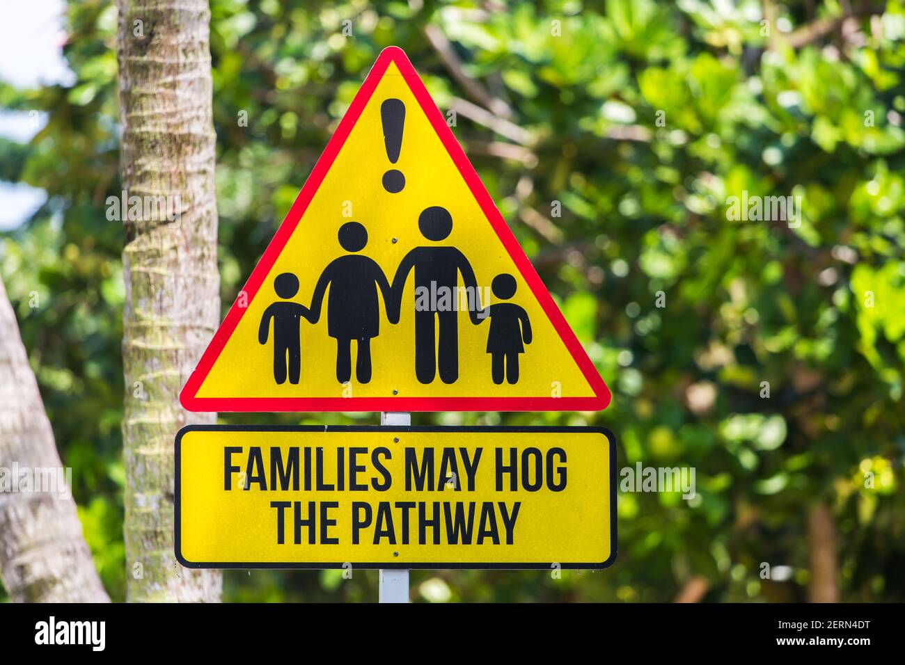 Ein dreieckiges Schild, um die Öffentlichkeit zu warnen, dass Familien den Weg hog, so dass jeder mit Geduld üben müssen. Singapur. Stockfoto