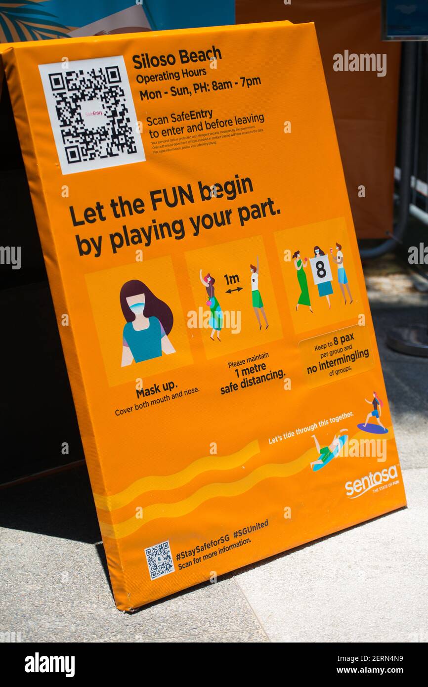 Ein orangefarbenes Schild mit Trace zusammen QR-Code, um Covid-19 Kontaktverfolgung und Strandbuchung zu verwalten, Singapur Stockfoto