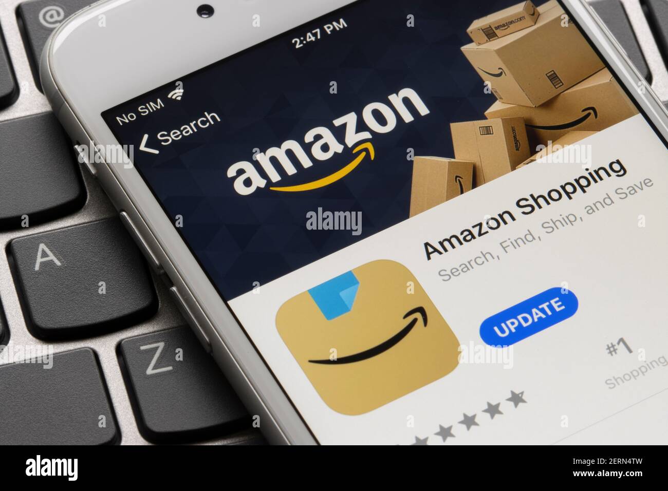 Amazon Shopping App wird im App Store auf einem iPhone gesehen. Das neue Symbol verfügt über sein Smile-Logo-Design, zusammen mit einem Hauch von seinem blauen Verpackungsband. Stockfoto