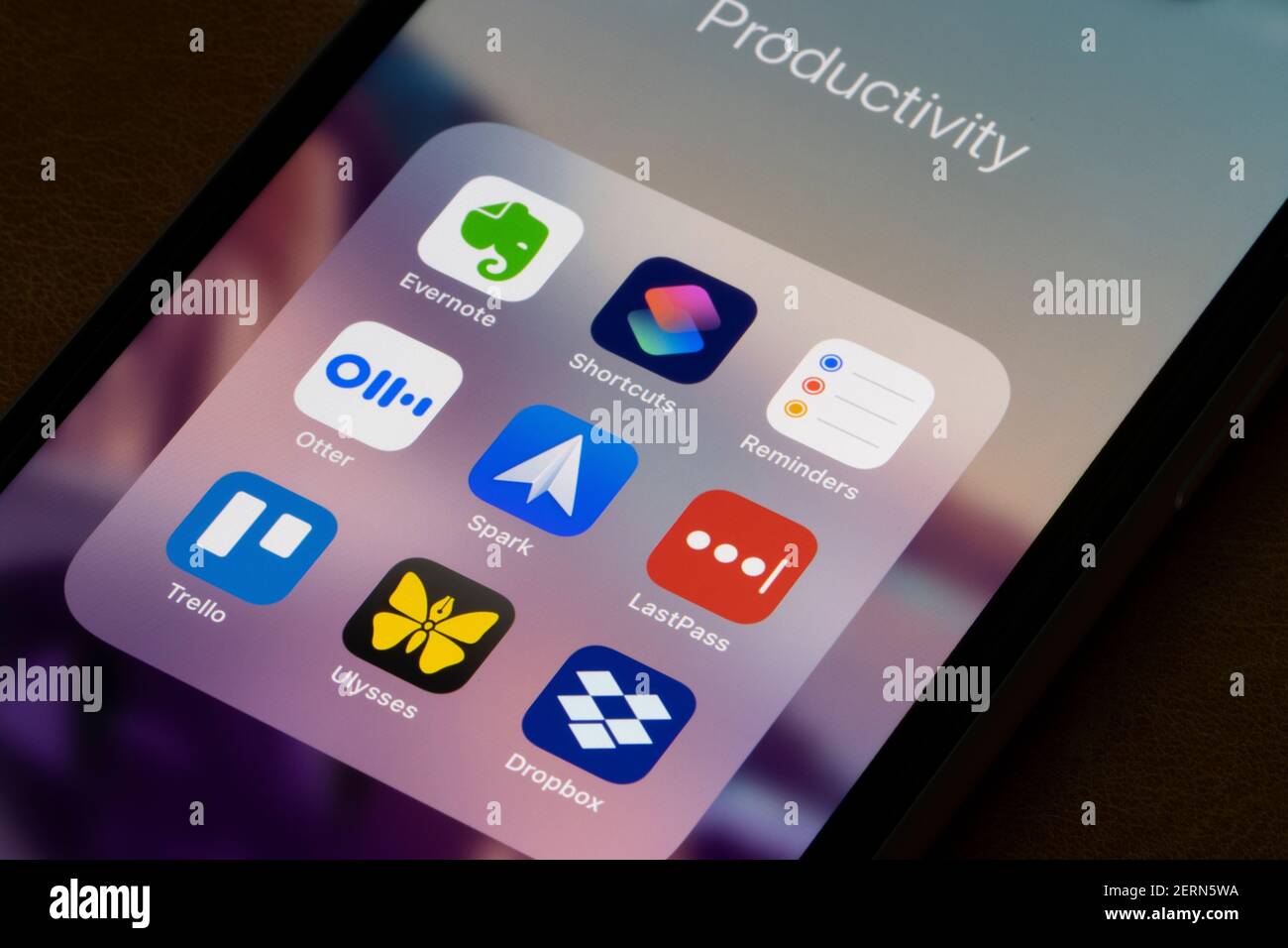 Verschiedene Produktivitäts-Apps sind auf einem iPhone zu sehen - Evernote, Apple Shortcuts, Erinnerungen, Otter, Spark, LastPass, Trello, Ulysses und Dropbox. Stockfoto