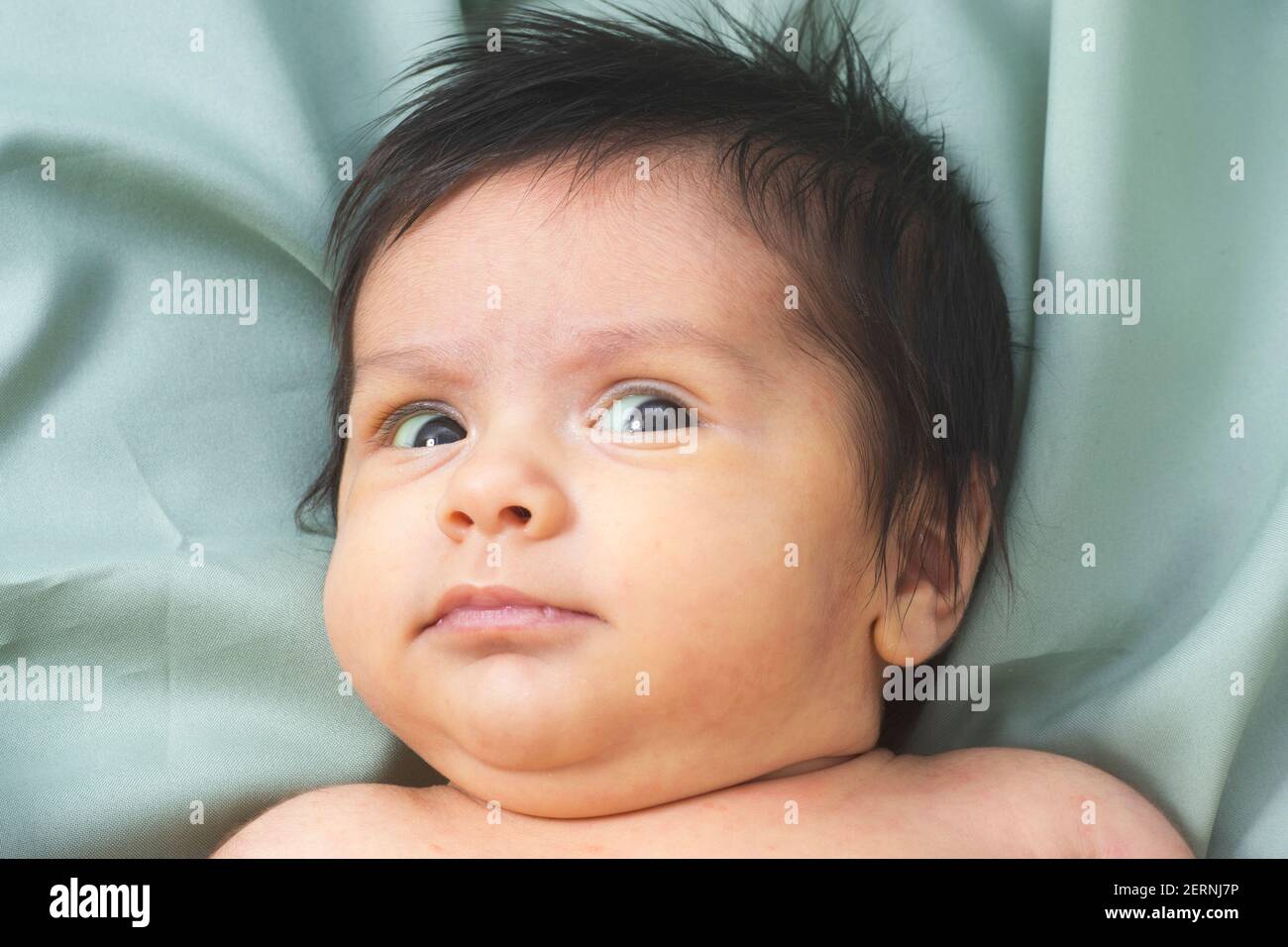 Neugeborenes Babymädchen Stockfoto