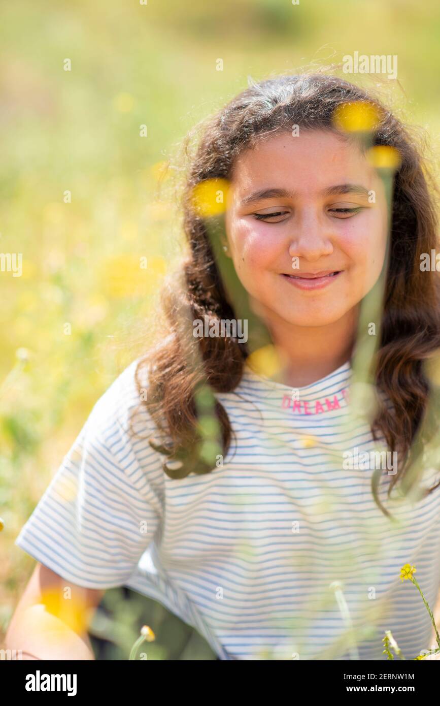 Schöne 12 Jahre alte Mädchen aus dem Nahen Osten in der Natur Stockfoto