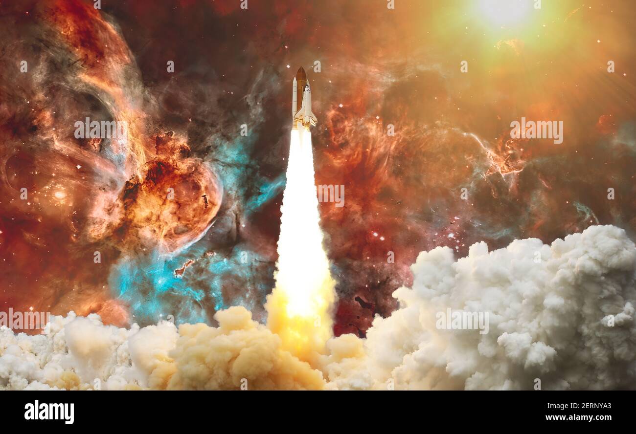 Raketenstart. Rakete mit Rauch fliegt ins All. Space Shuttle .Spaceship