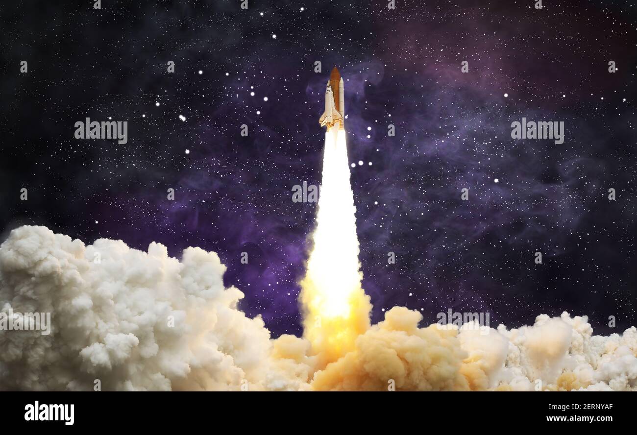 Raketenstart. Rakete mit Rauch fliegt ins All. Space Shuttle .Spaceship beginnt die Mission. Elemente dieses Bildes, die von der NASA eingerichtet wurden Stockfoto