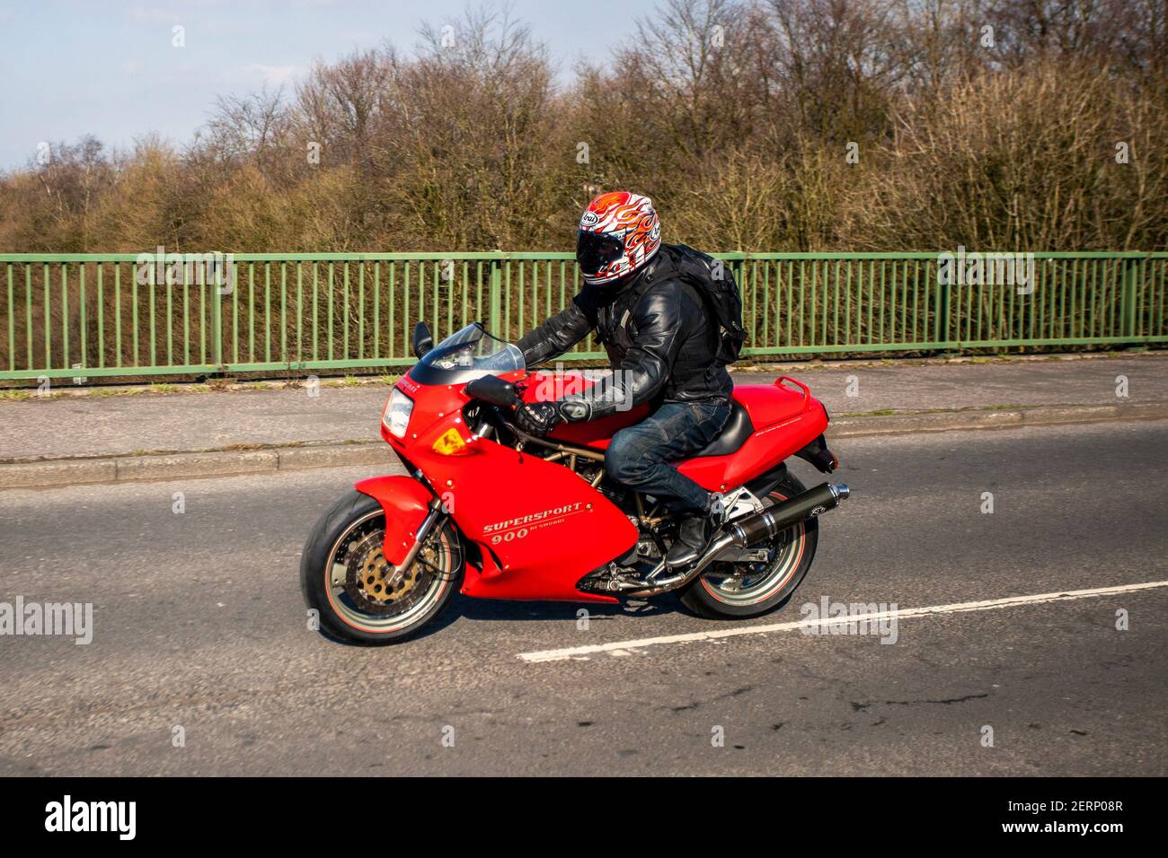 1995 90er Jahre rot Ducati rot 900 SS; Supersport Superbike Motorradfahrer; Zweiradtransport, Motorräder, Candolini Fahrzeug, Straßen, Motorräder, Motorradfahrer fahren in Chorley, Großbritannien Stockfoto